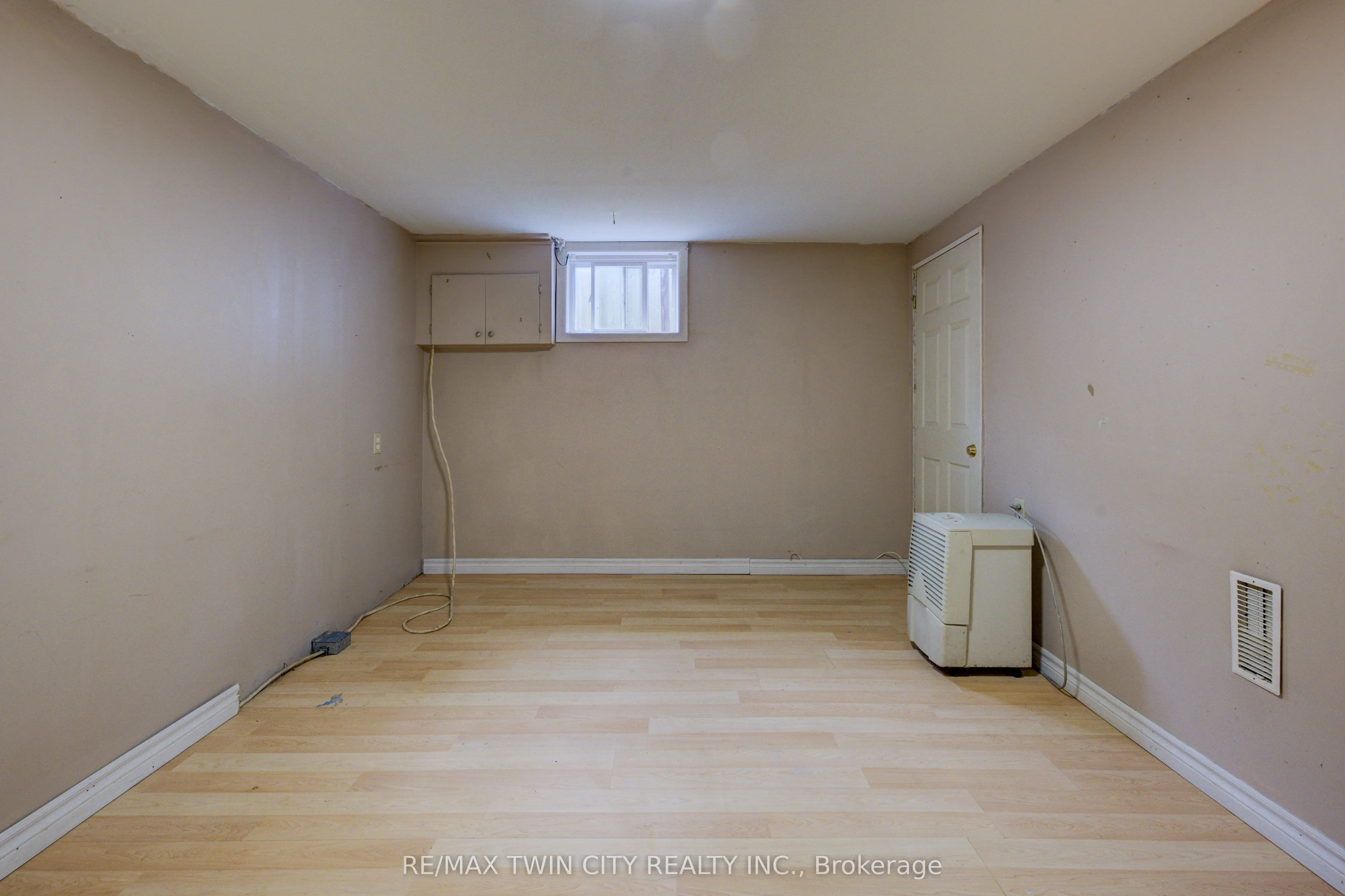 168 Dundas Street N