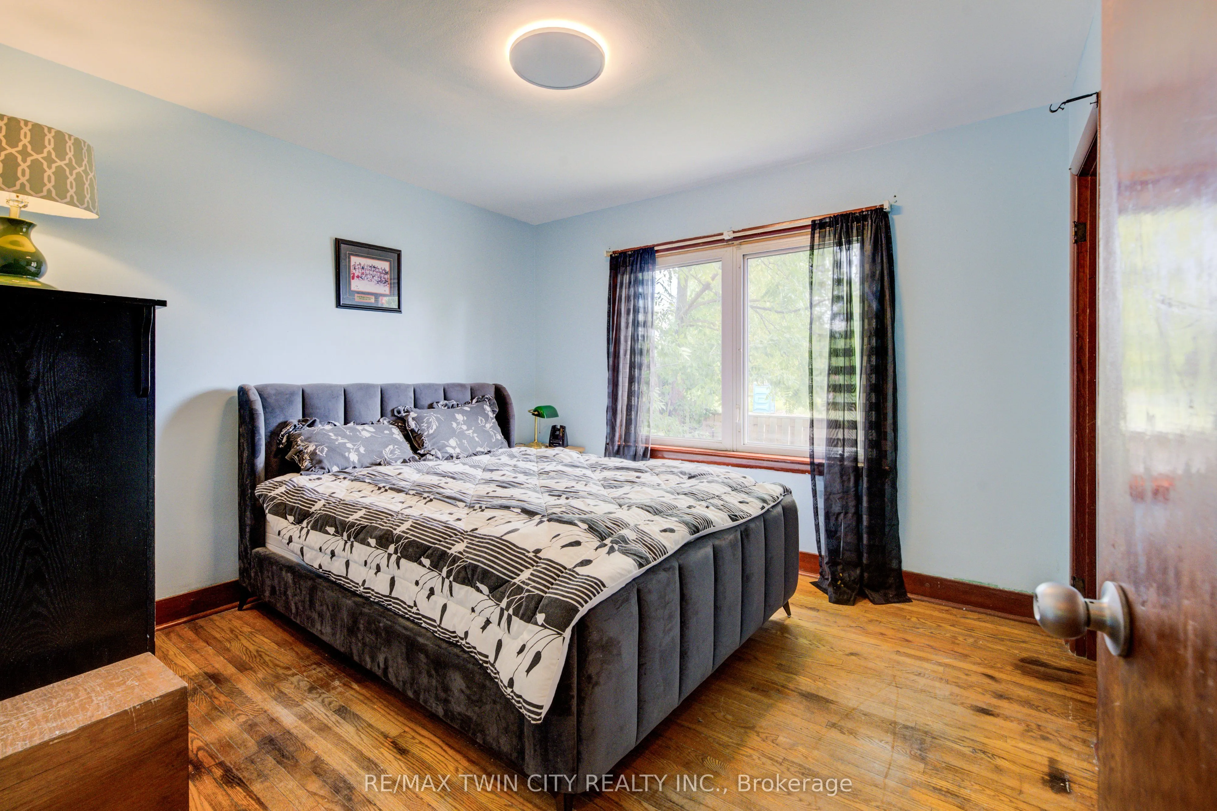 168 Dundas Street N