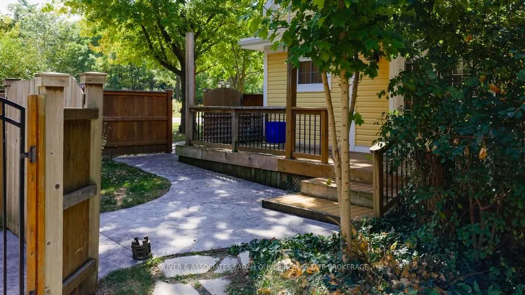 2487 Oxford Street W