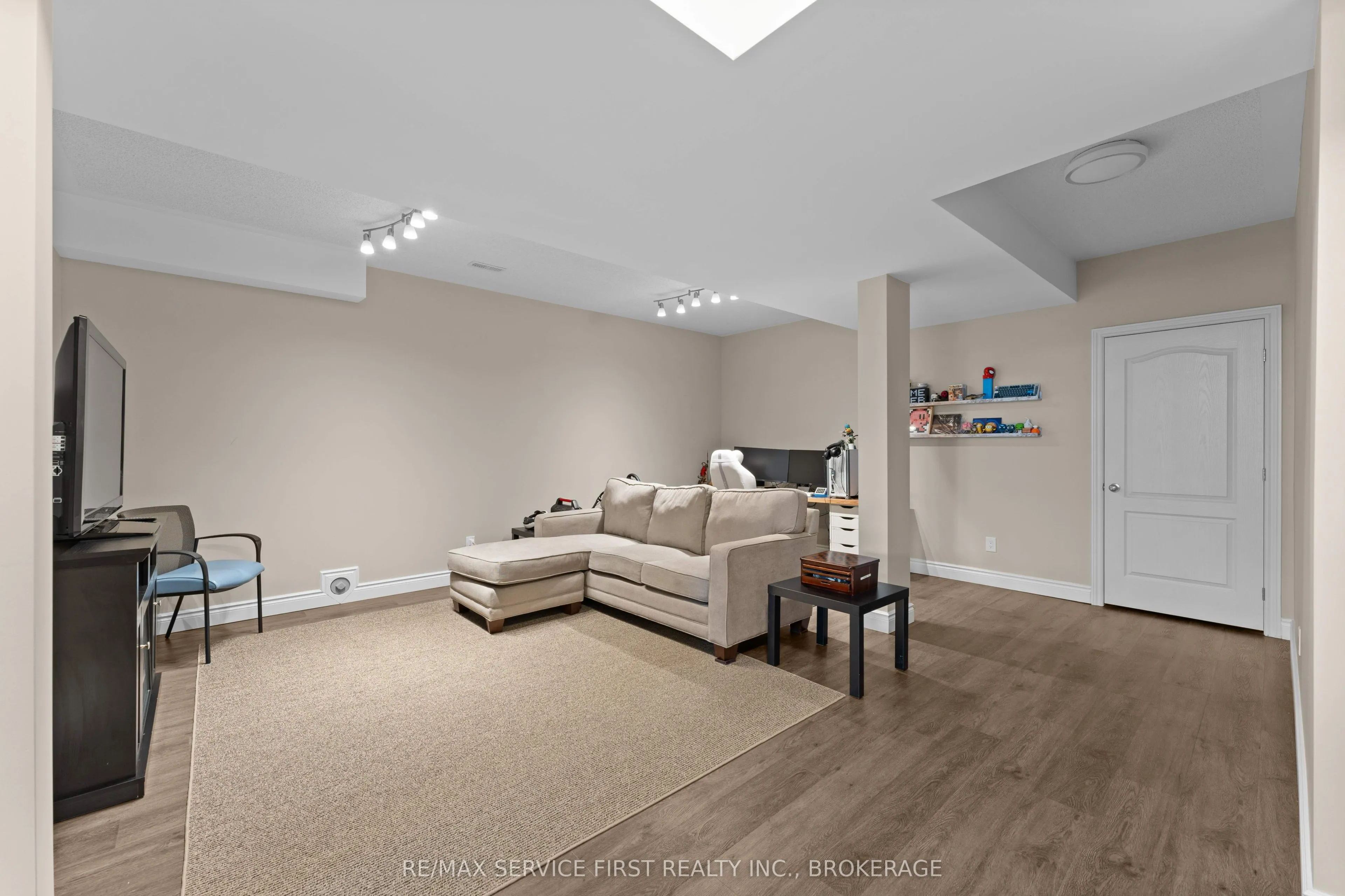 1134 ESCALA Crescent
