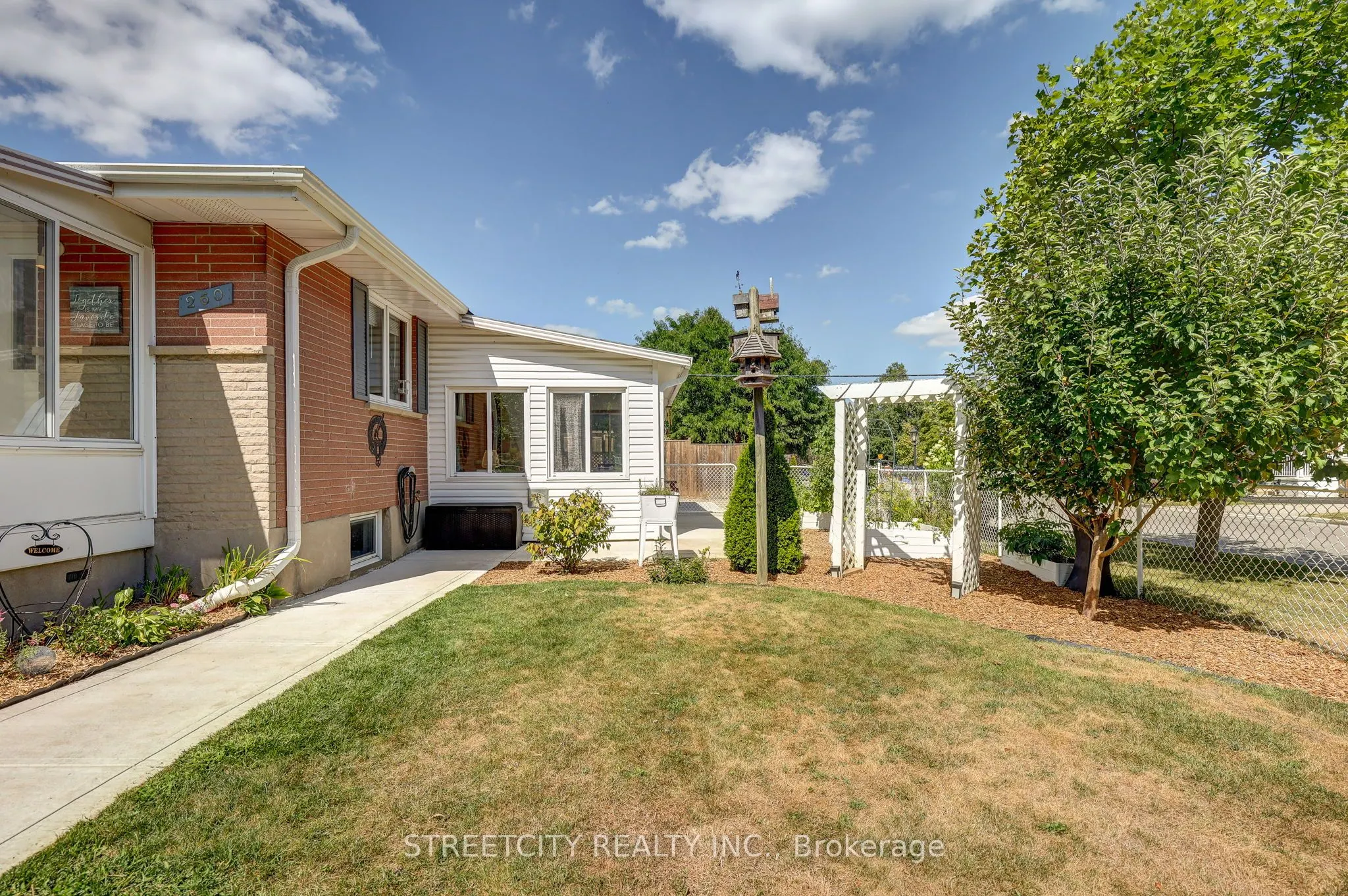 260 Tweedsmuir Avenue