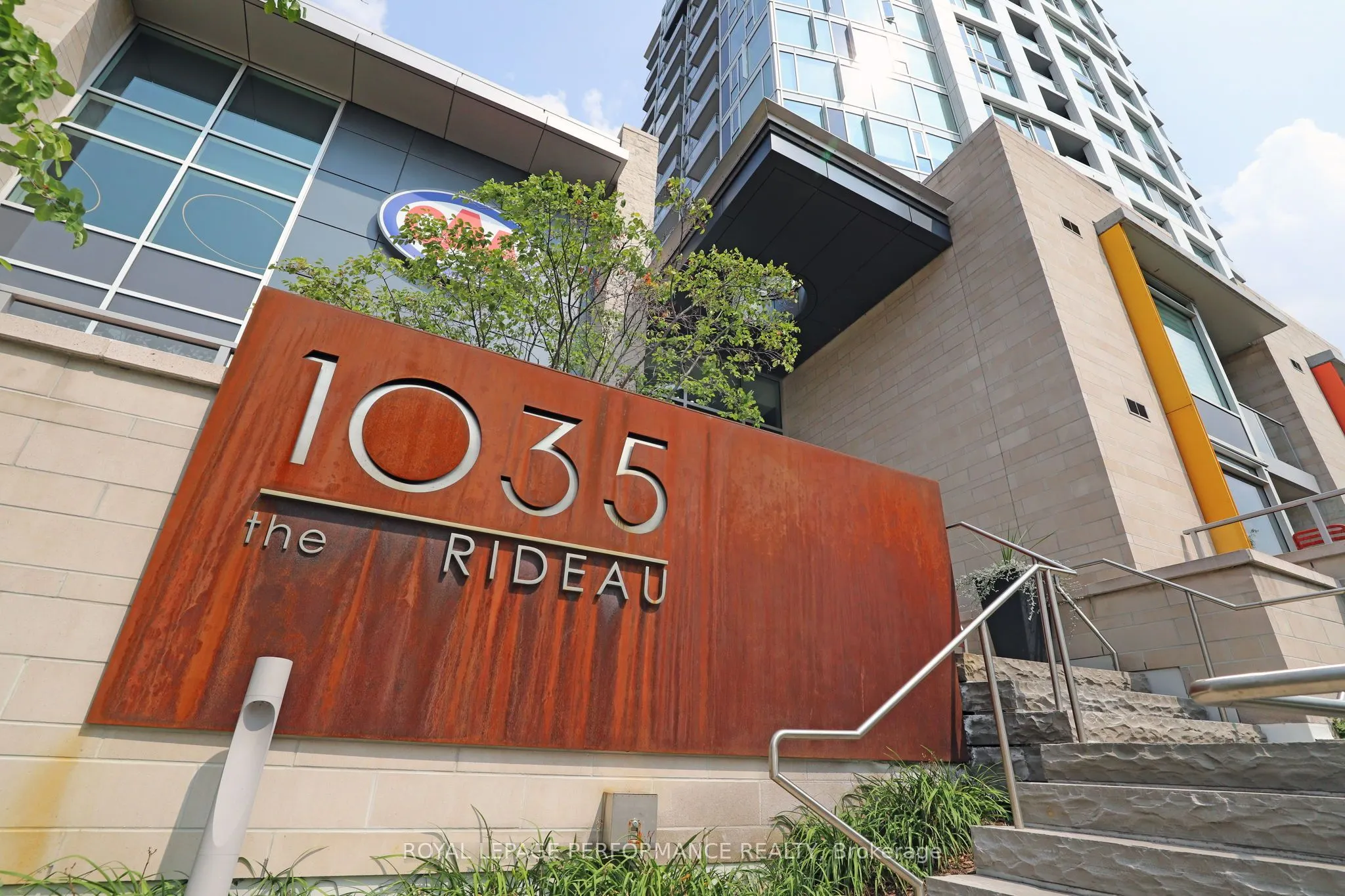 1035 BANK Street, #907