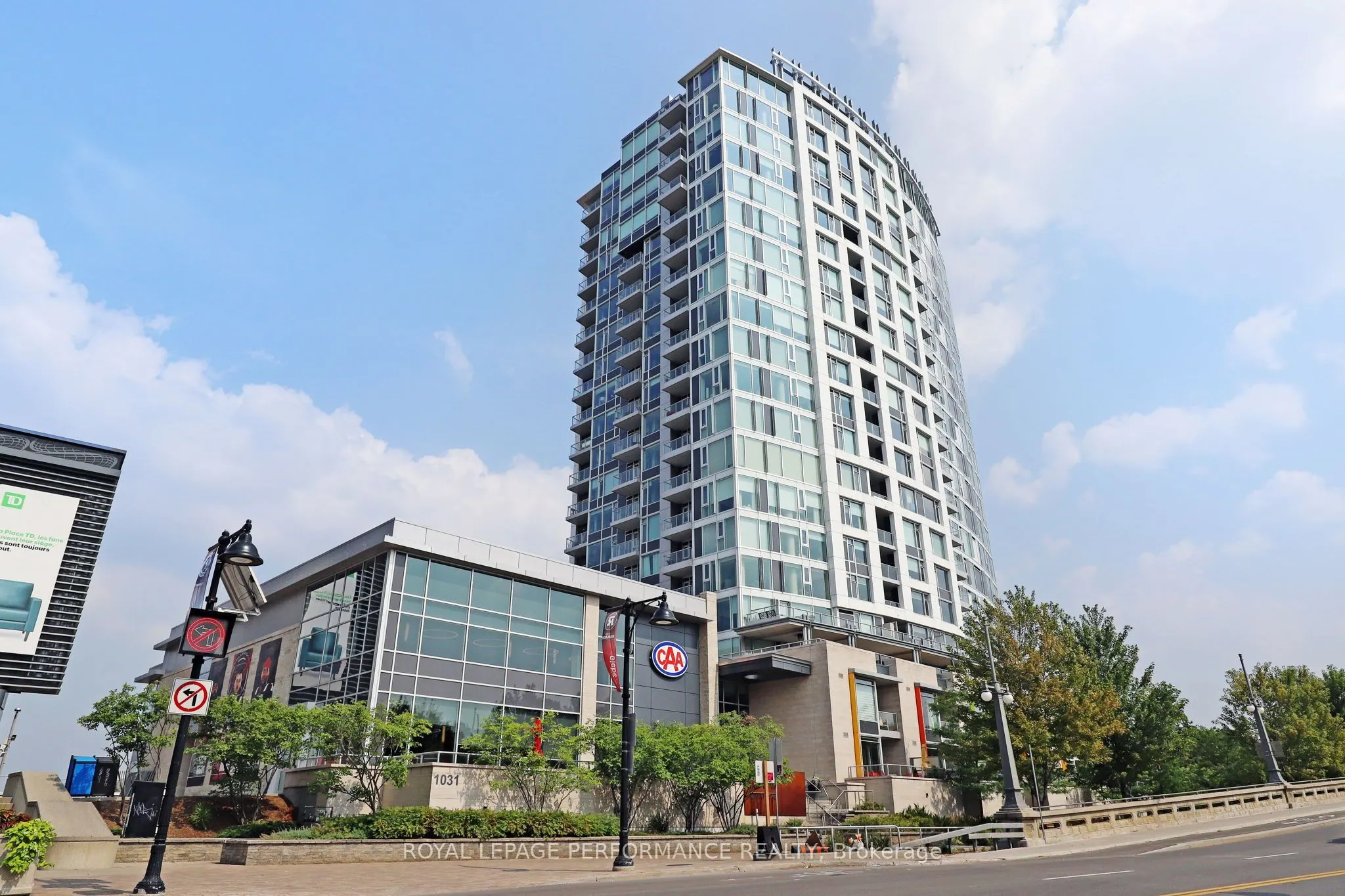 1035 BANK Street, #907