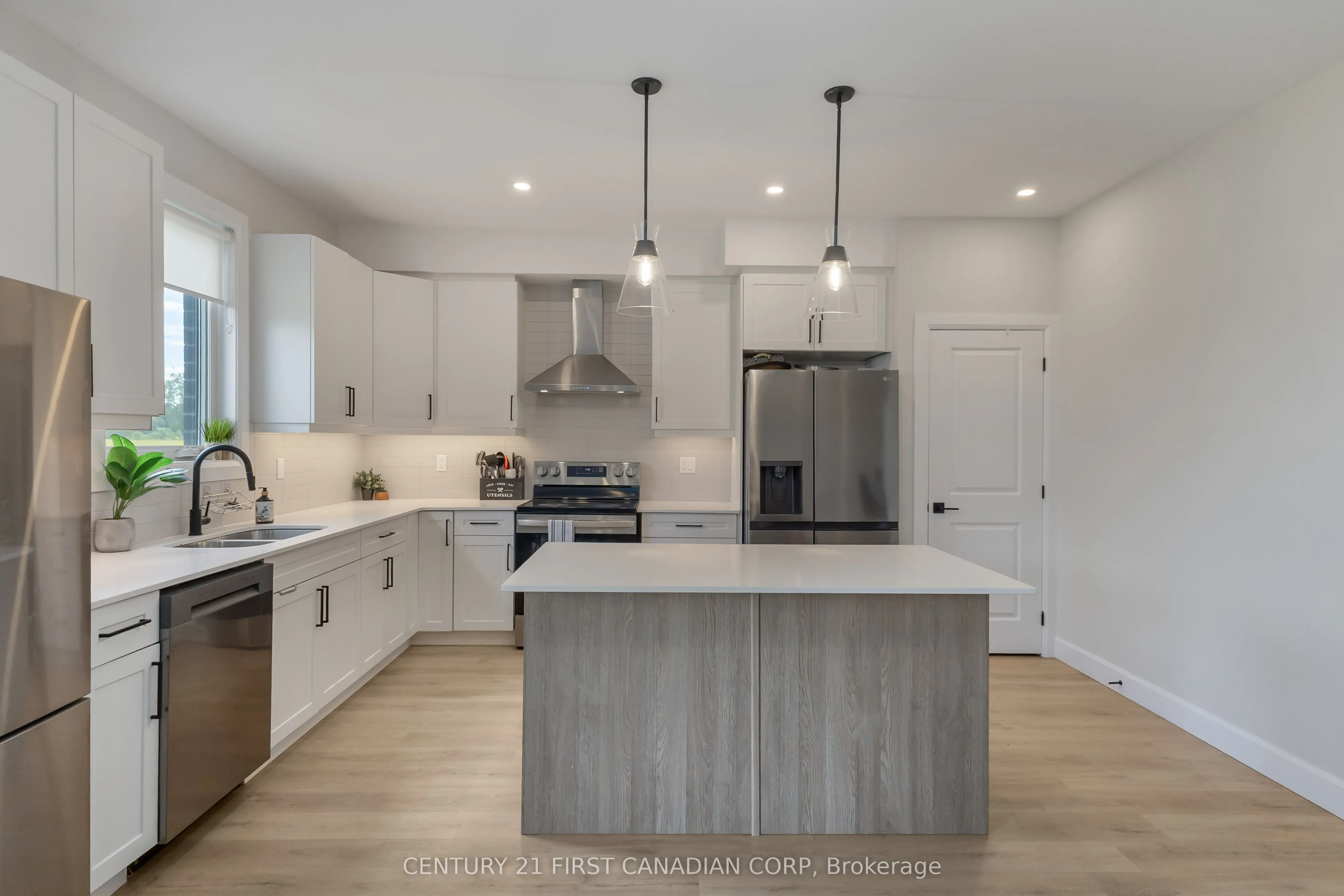 6707 Royal Magnolia Avenue