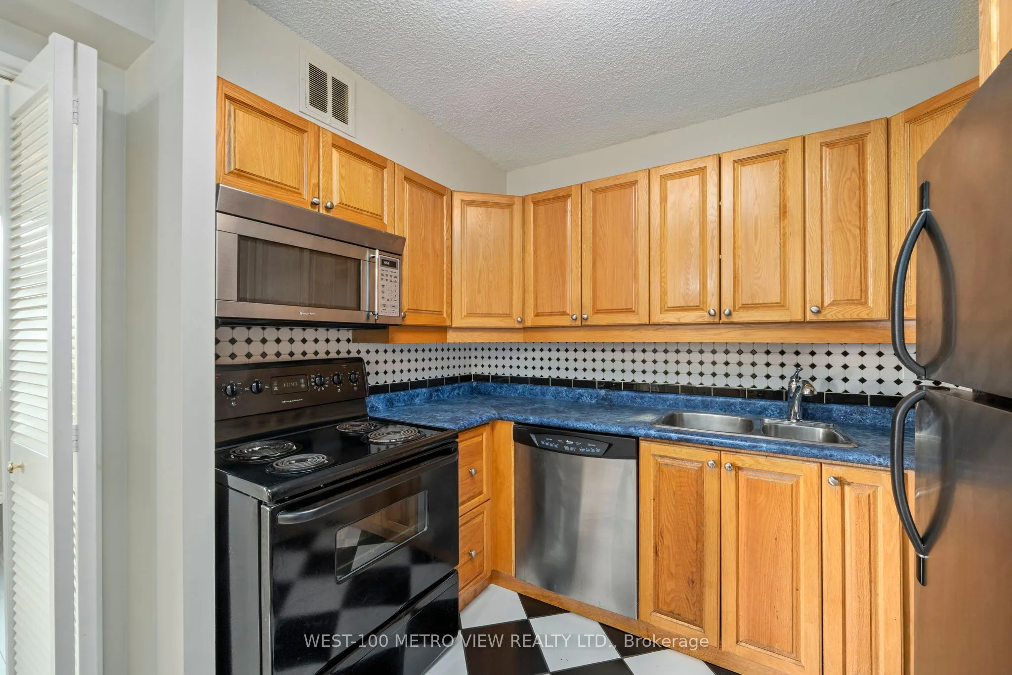 389 Dundas Street, #1602