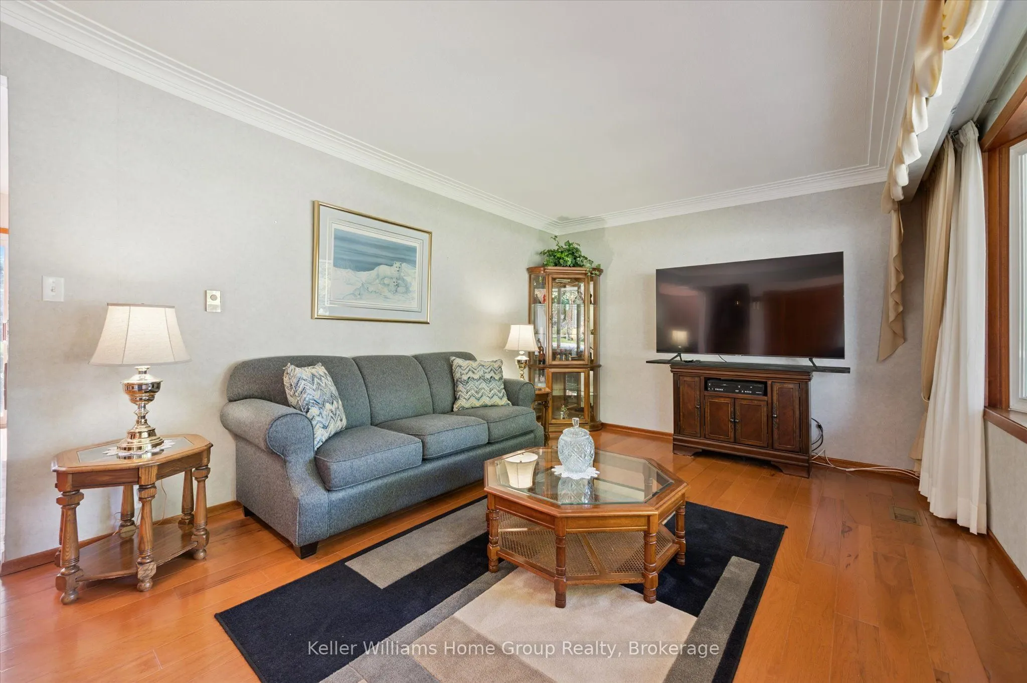 27 Peel Street E