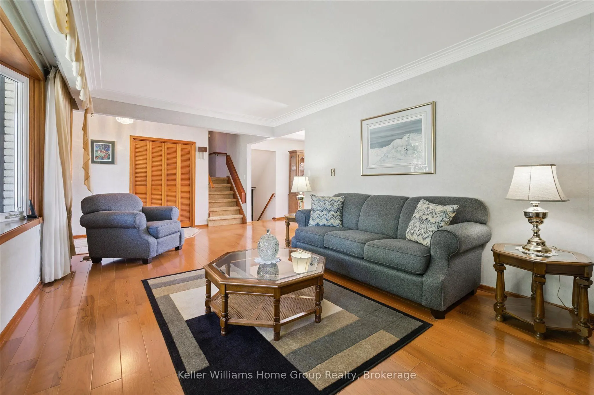 27 Peel Street E
