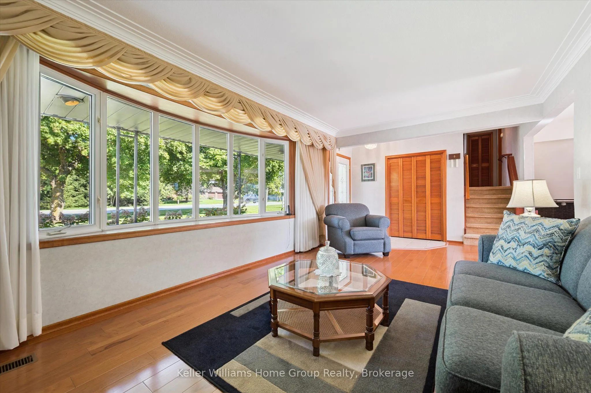 27 Peel Street E