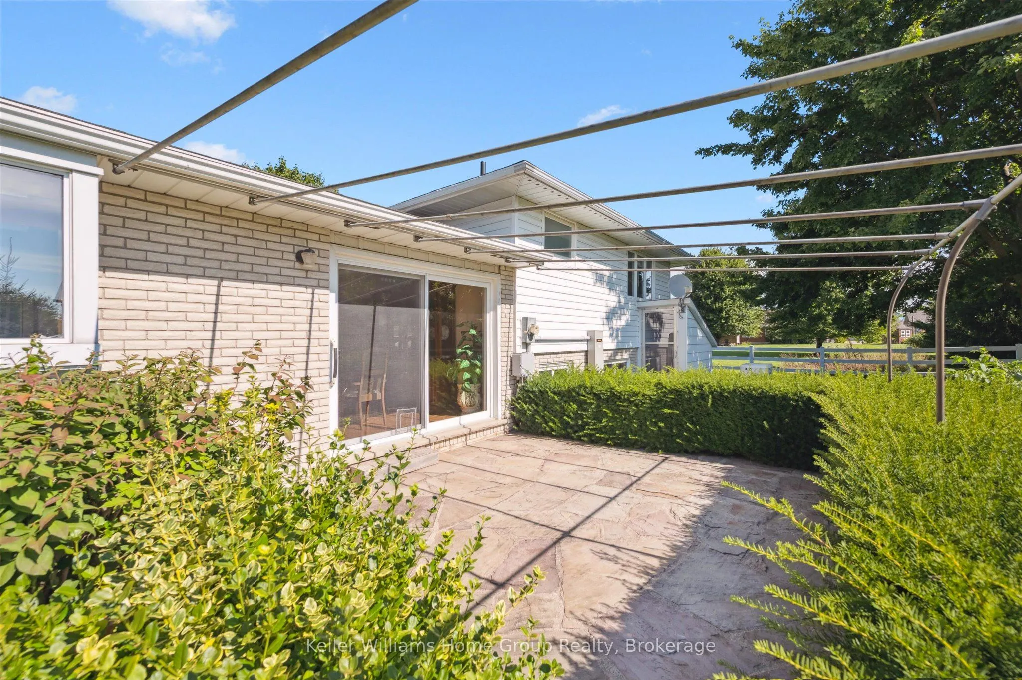 27 Peel Street E