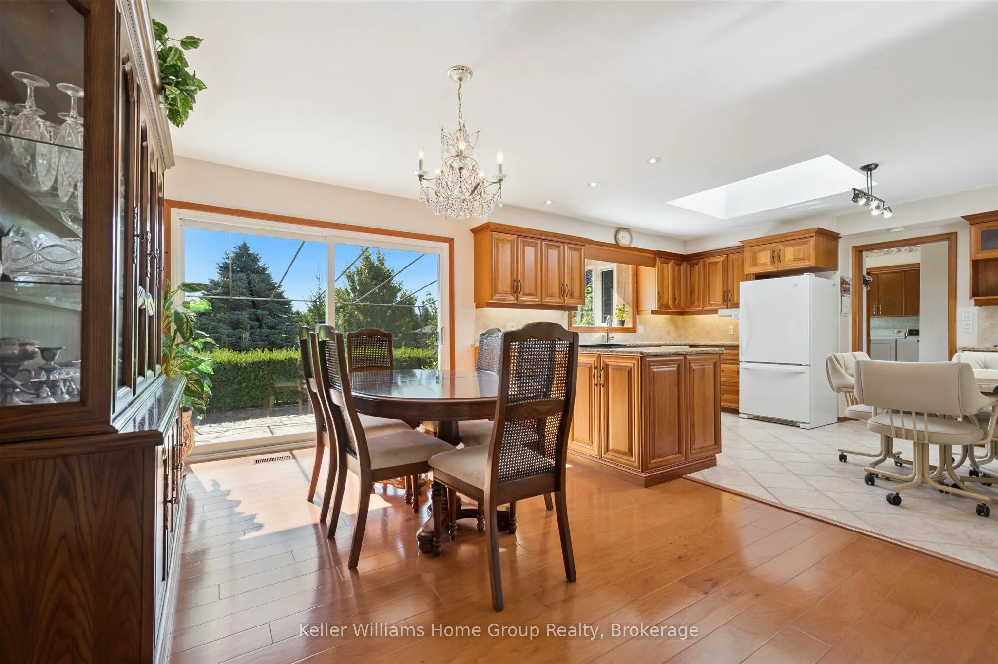 27 Peel Street E