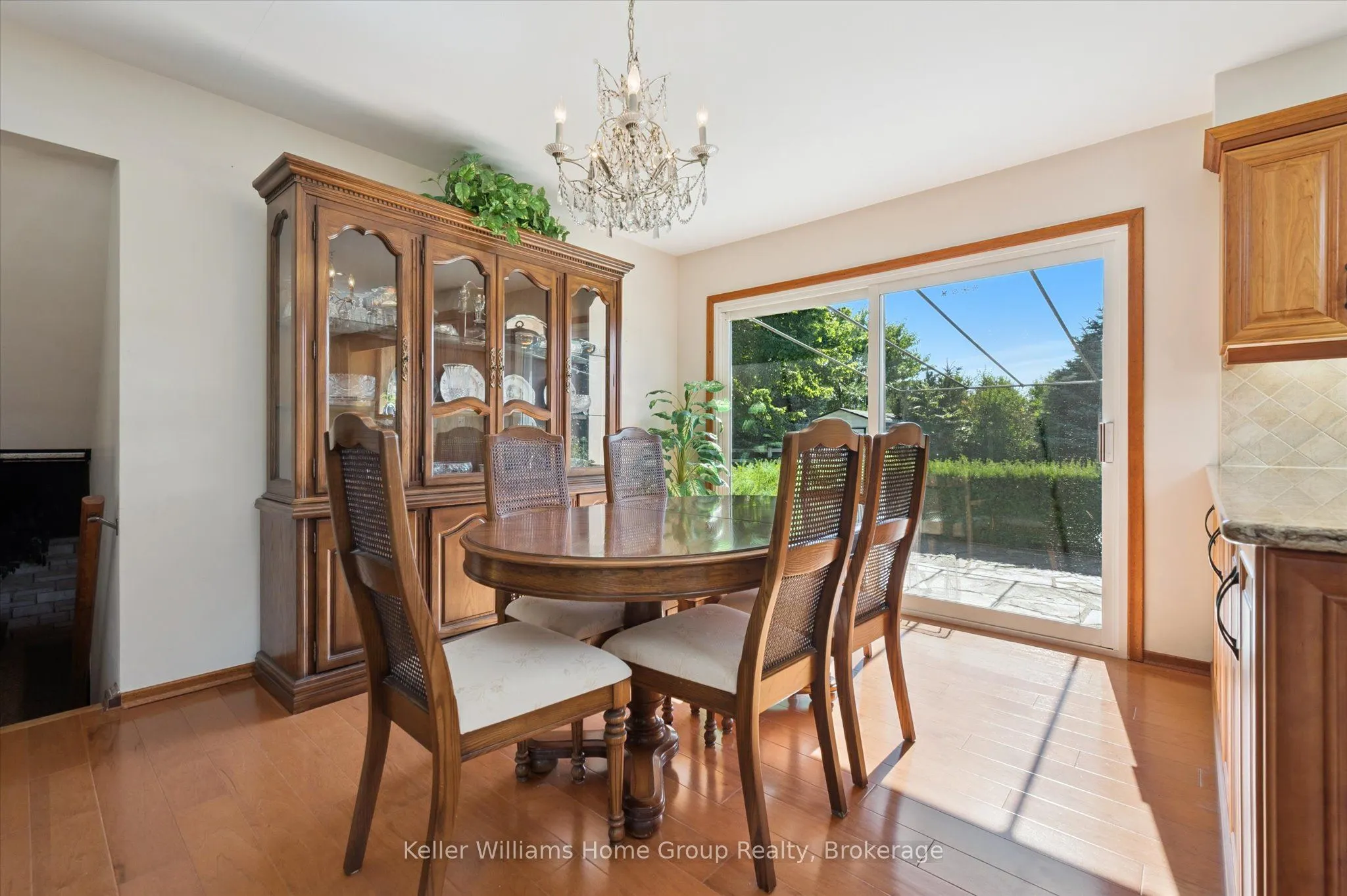 27 Peel Street E