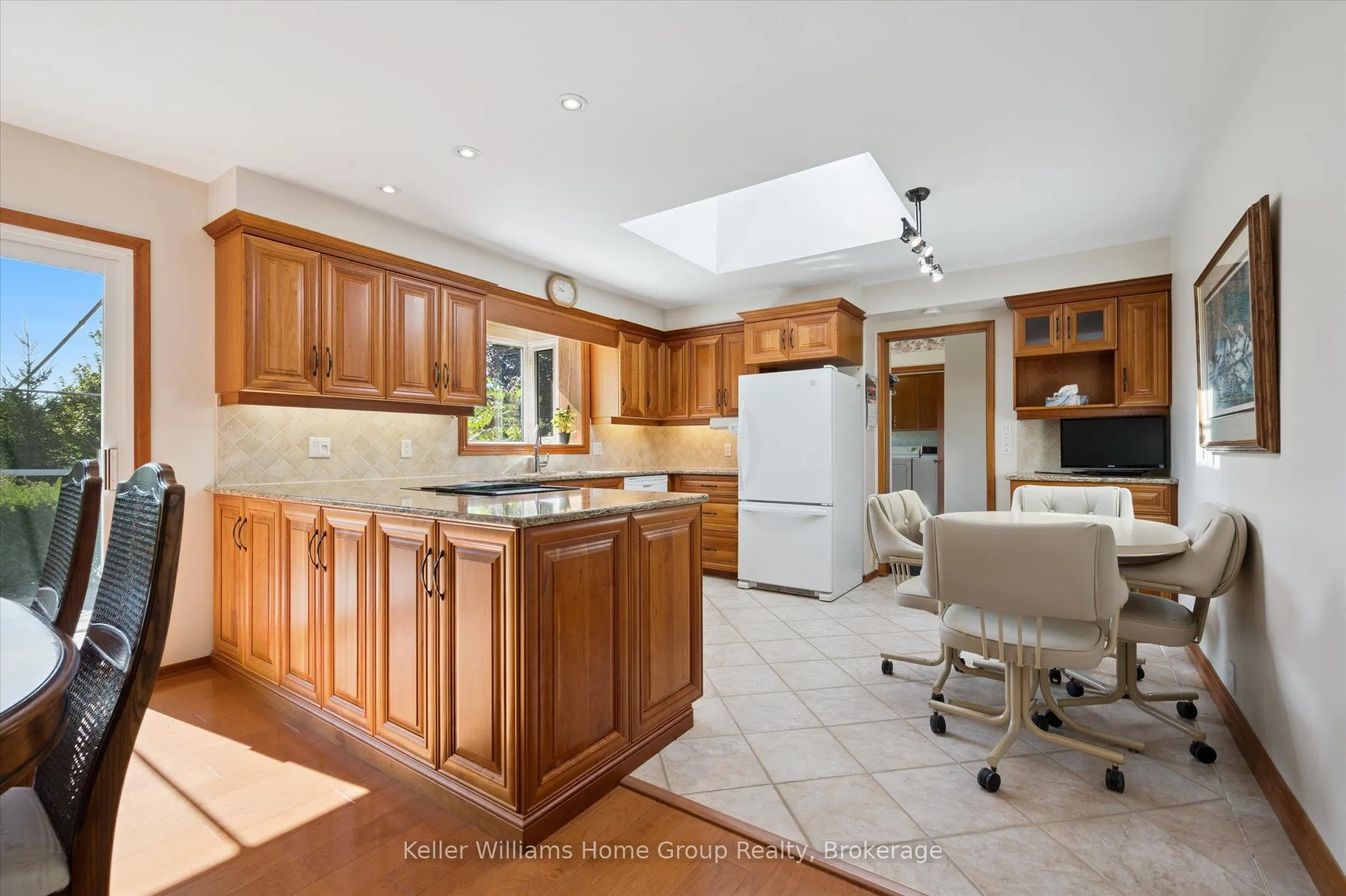 27 Peel Street E