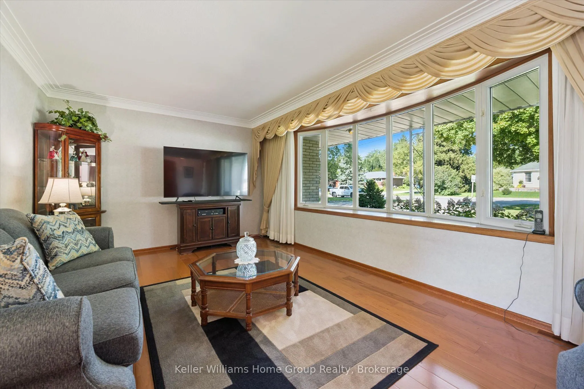 27 Peel Street E