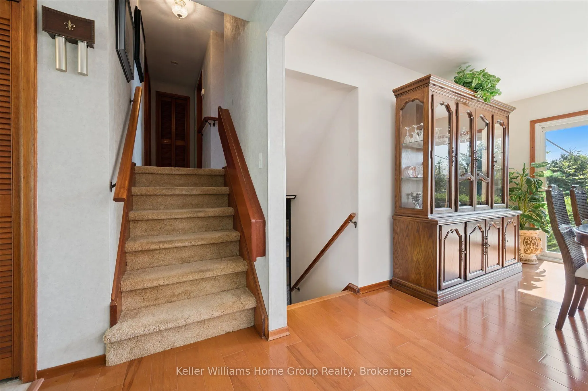 27 Peel Street E