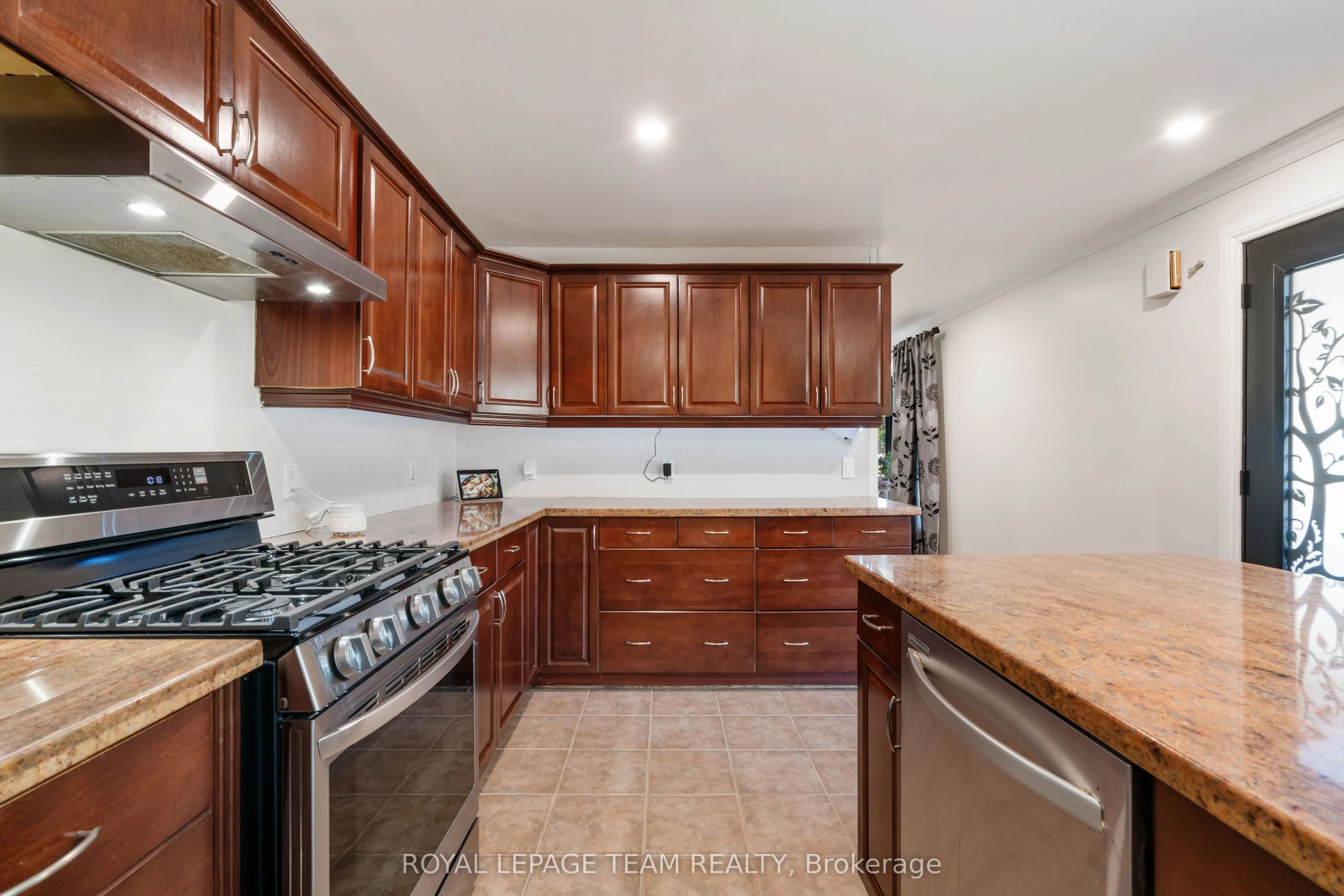 565 Dufferin Street W