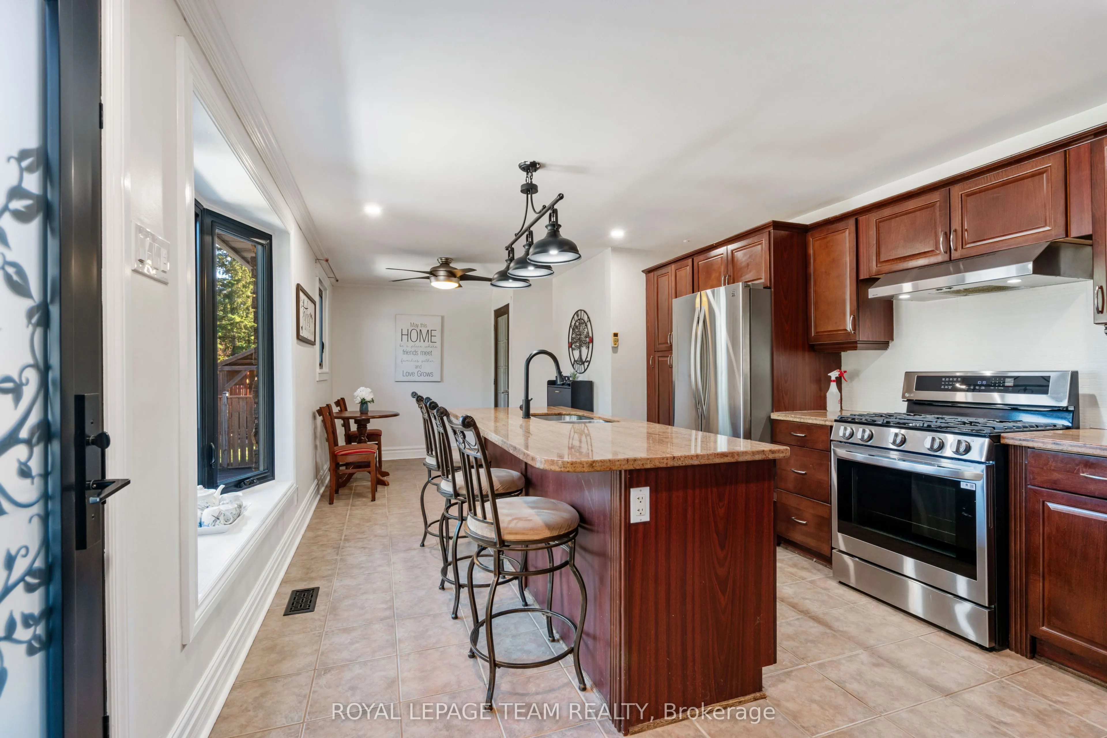 565 Dufferin Street W