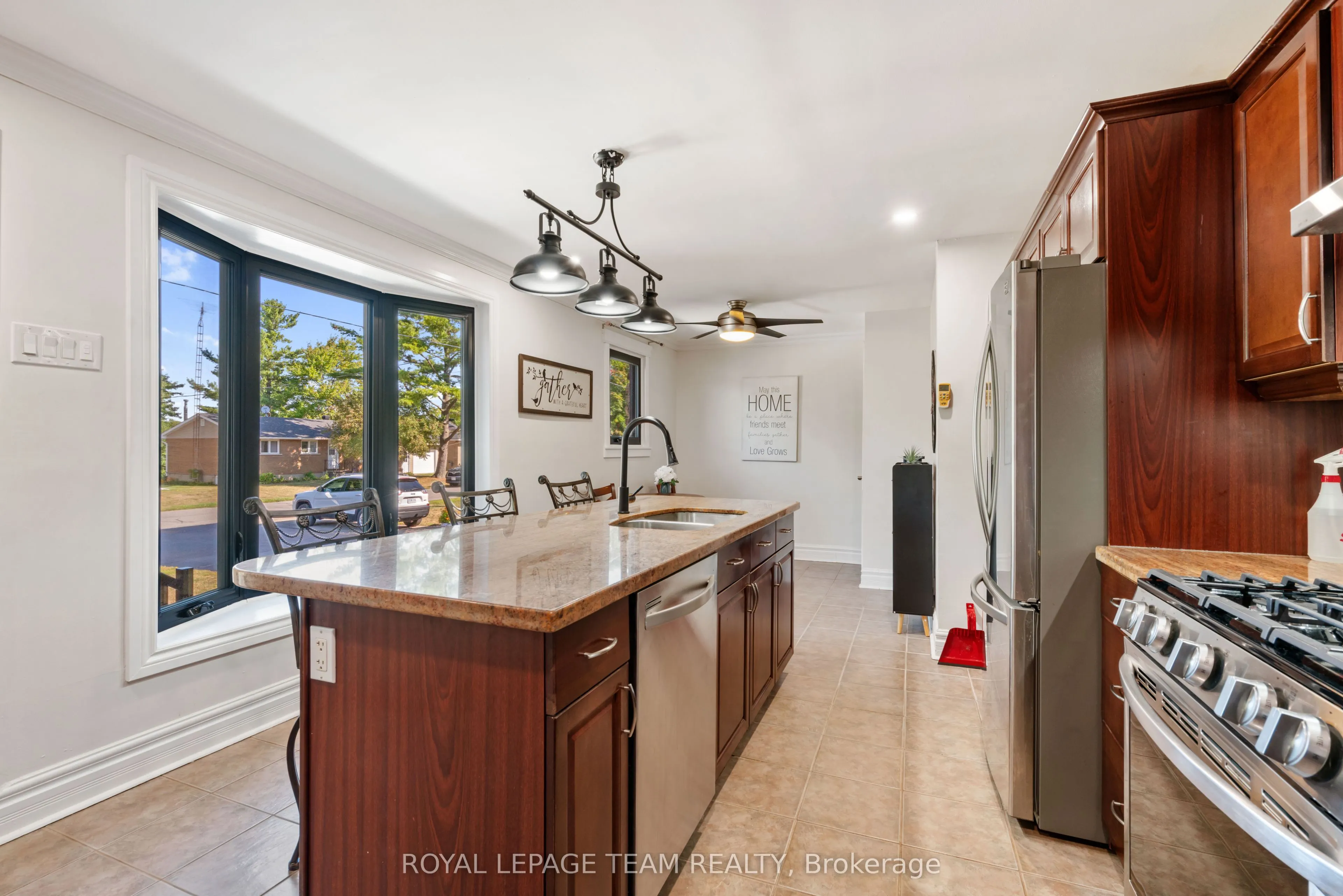 565 Dufferin Street W