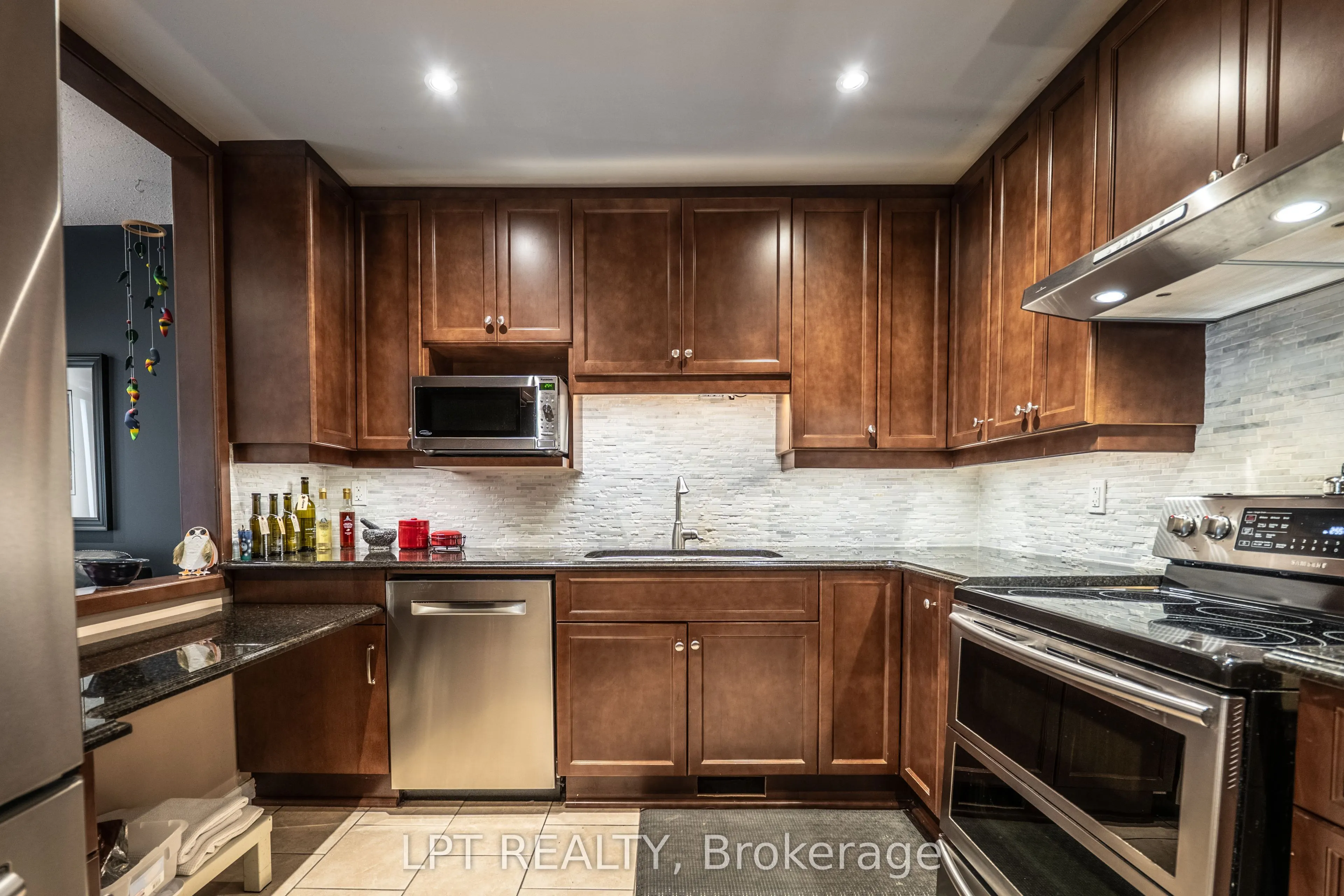 491 Valade Crescent, #33