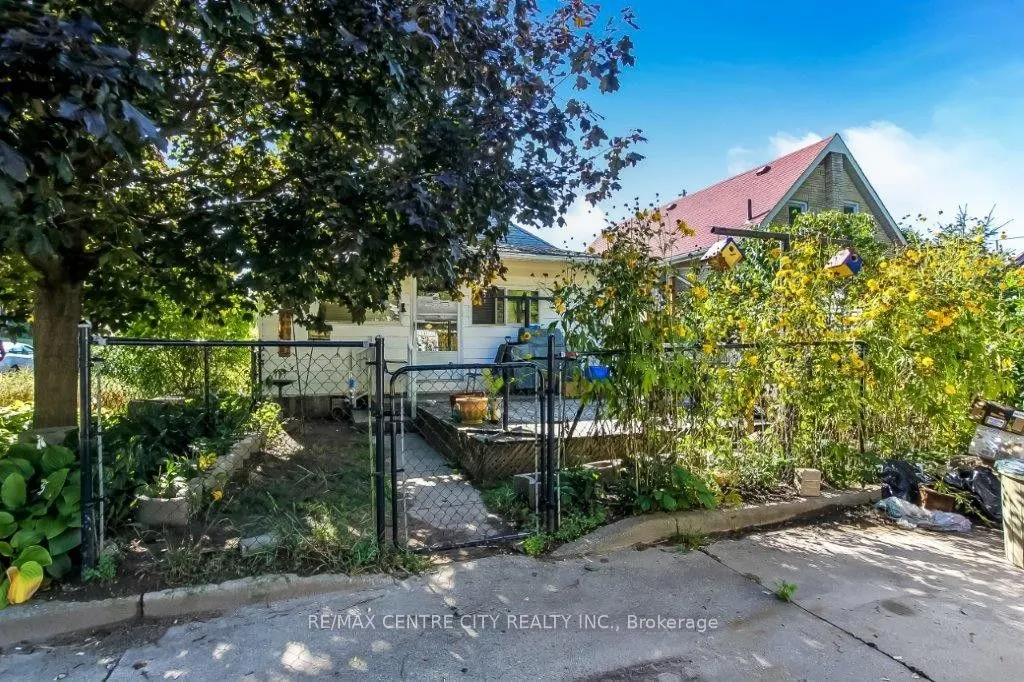 48 Adelaide Street S