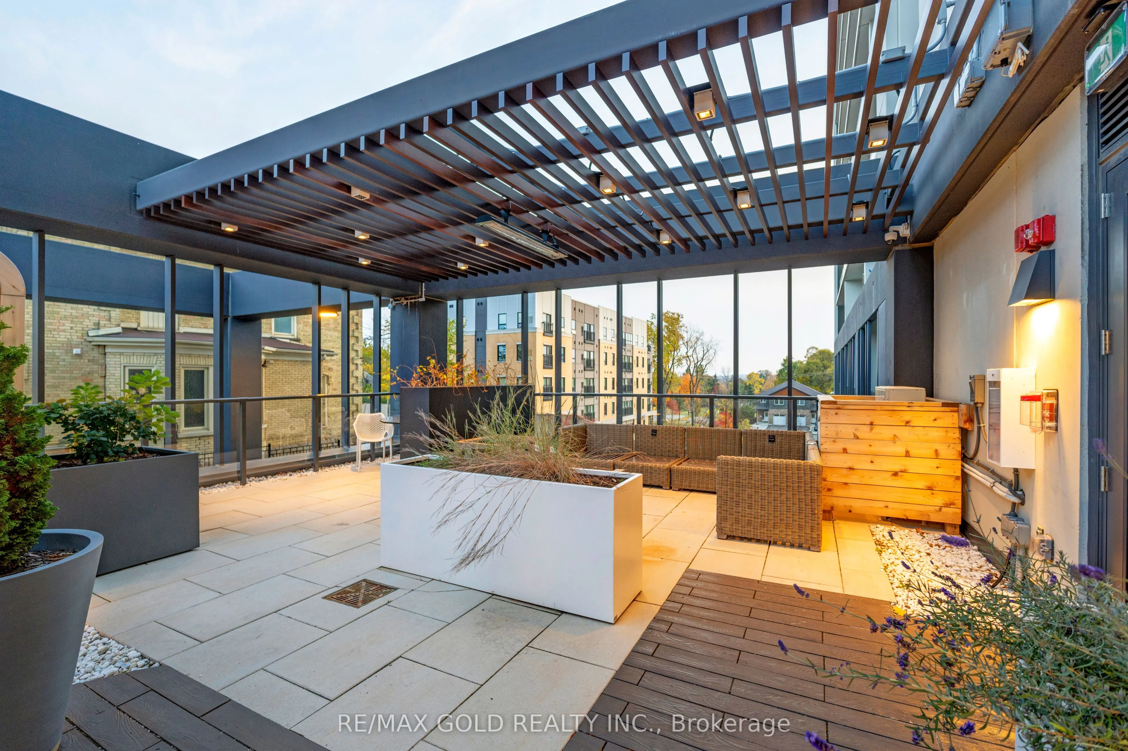 741 King Street W, #09