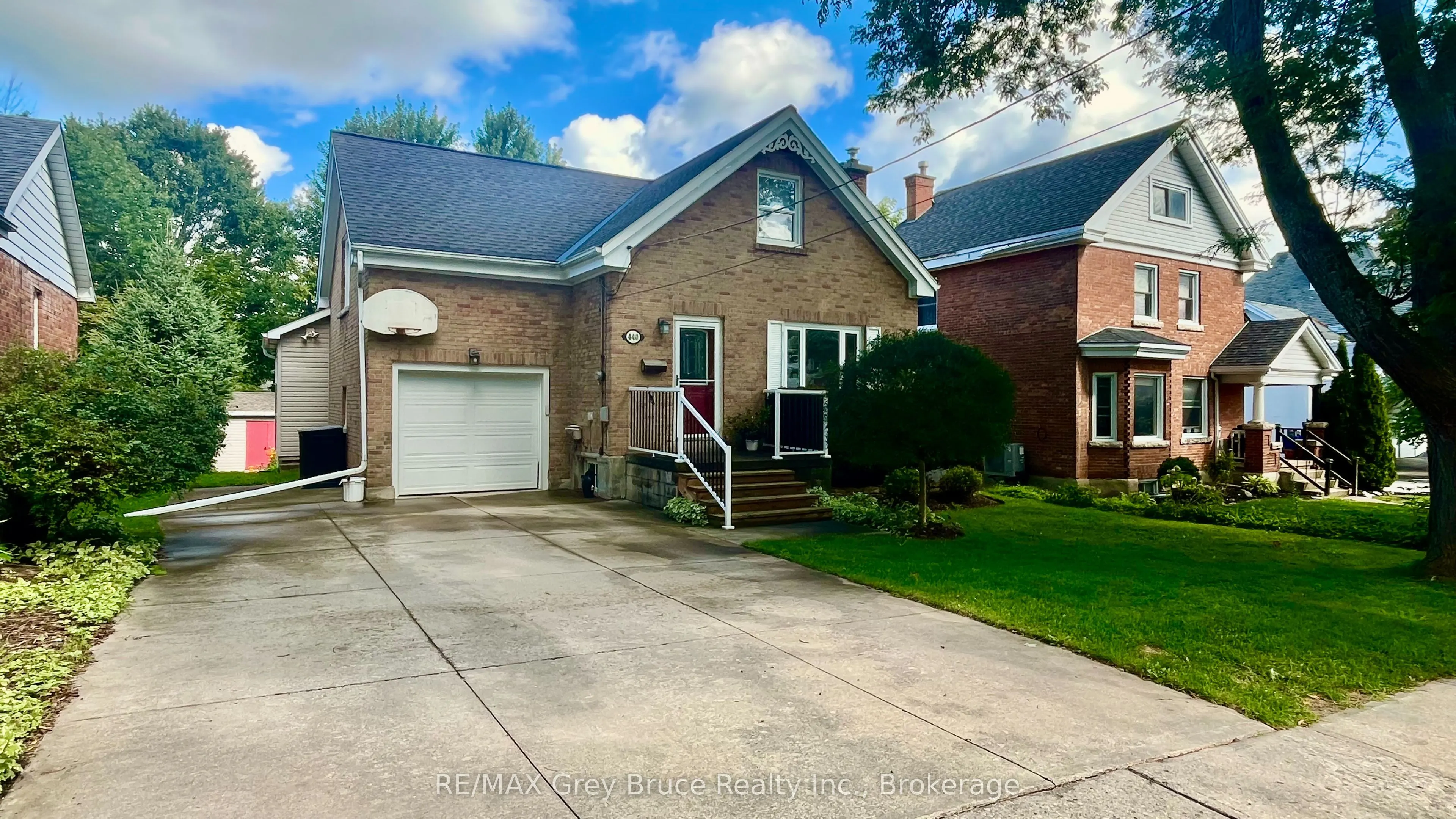440 11th "B" Street W