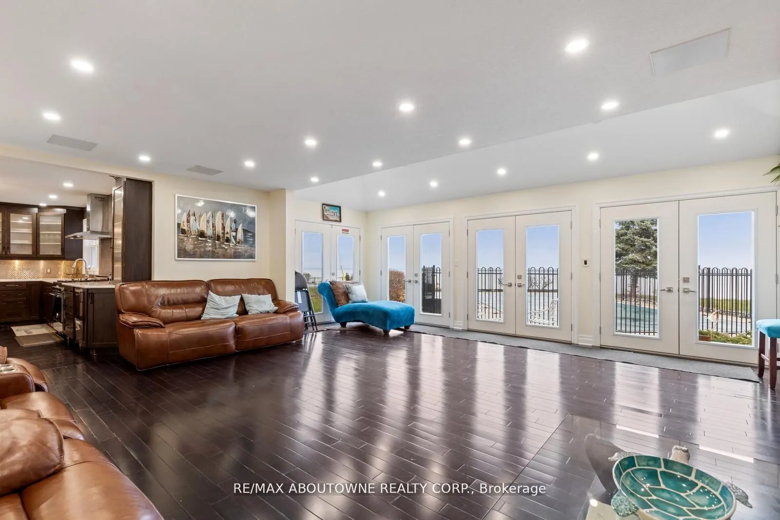 1073 North Service Road
