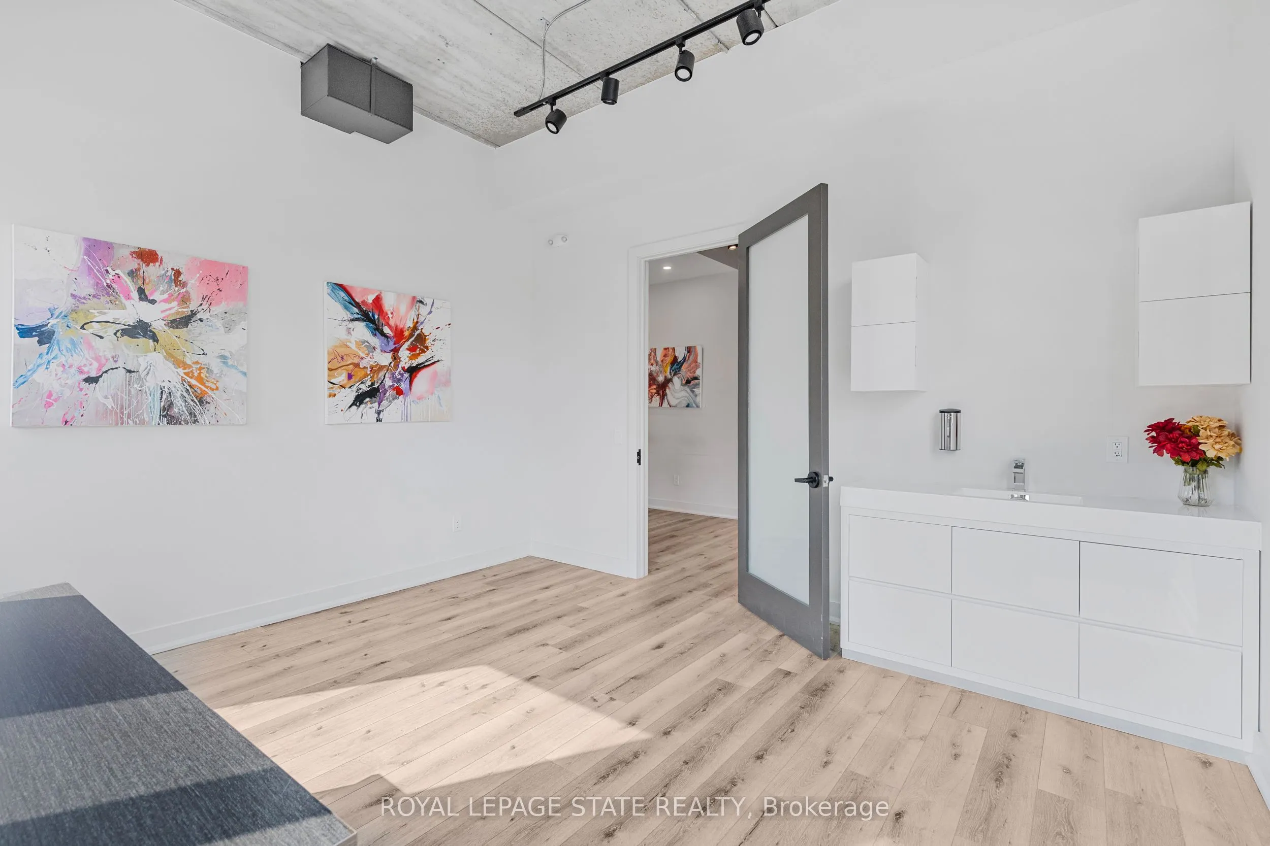 112 King Street W, #Level 2