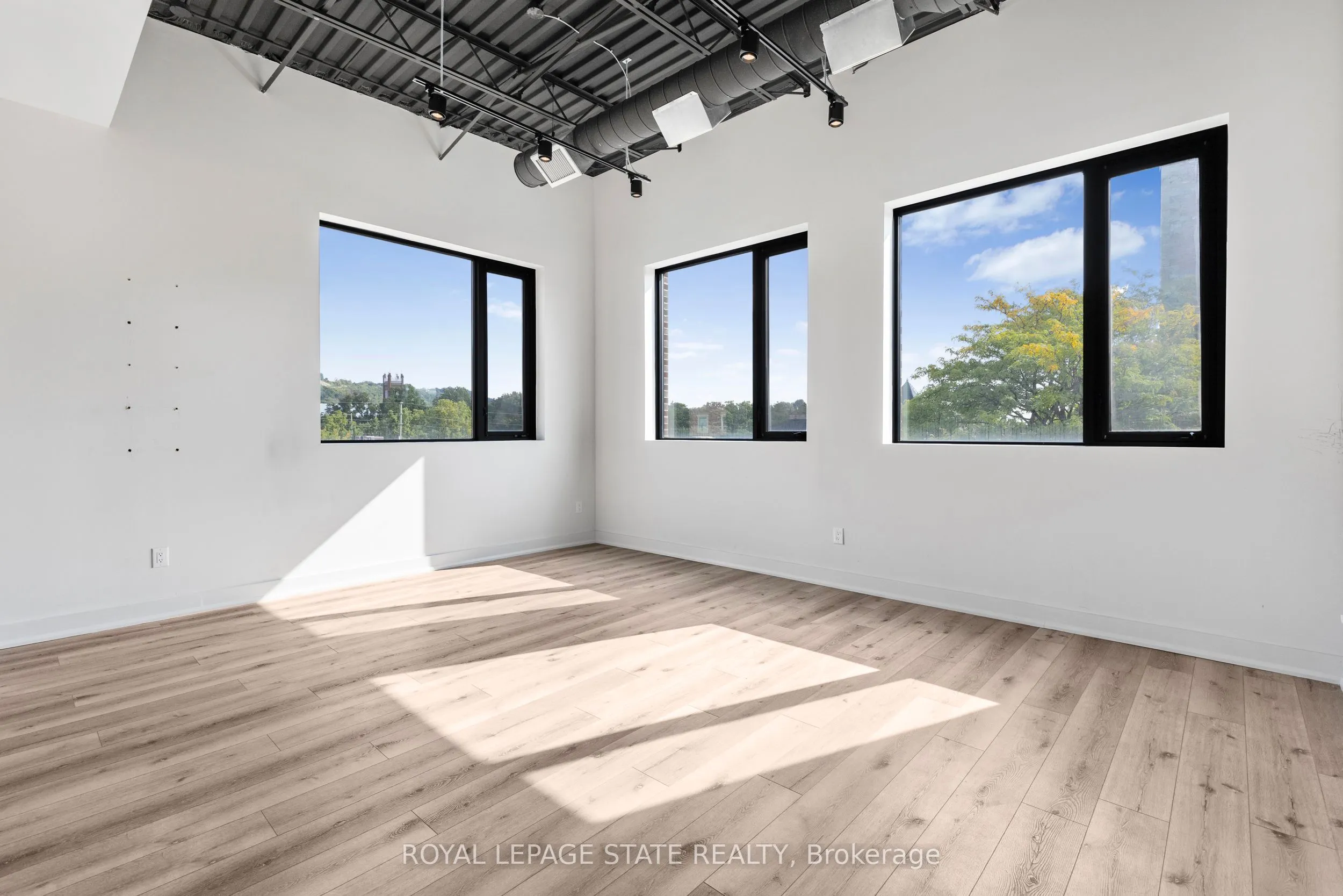 112 King Street W, #Level 3