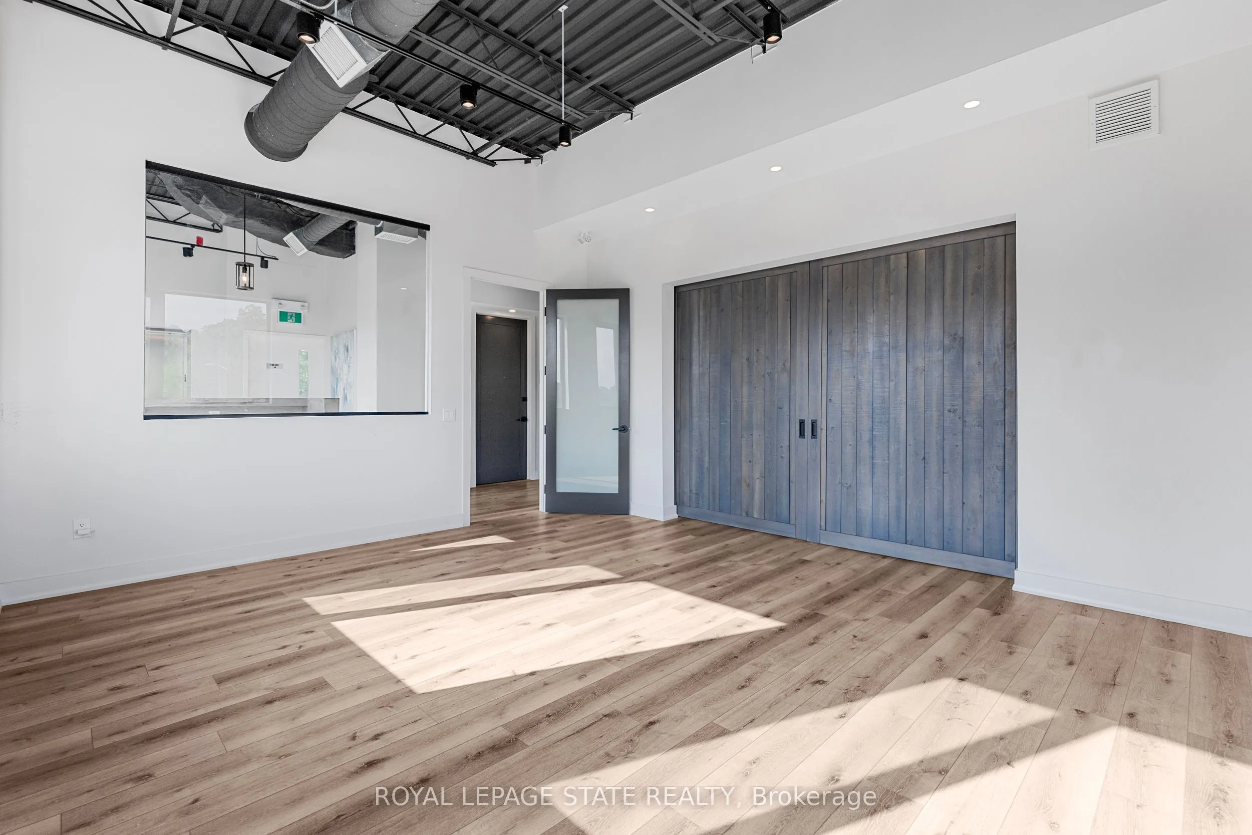 112 King Street W, #Level 3