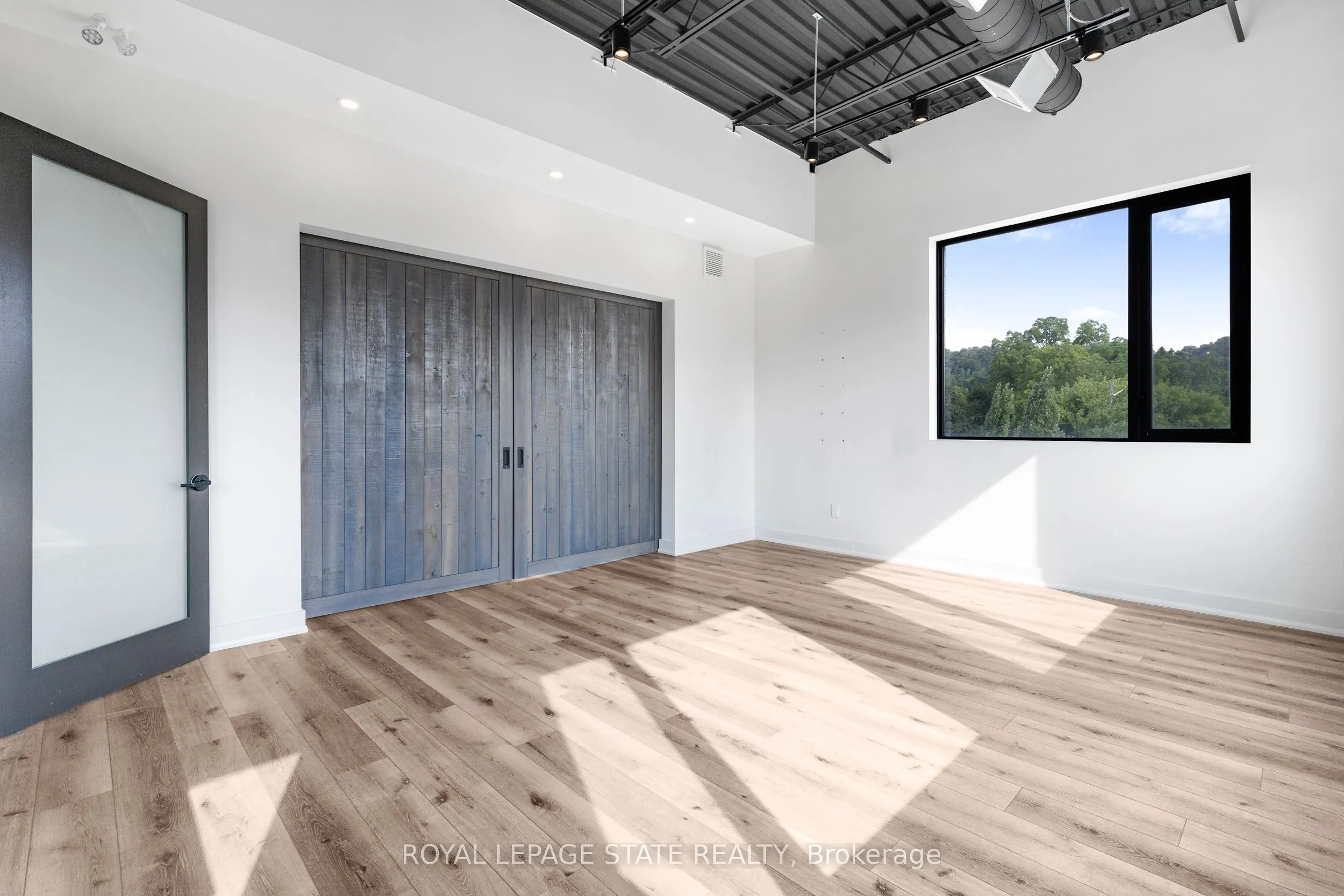 112 King Street W, #Level 3