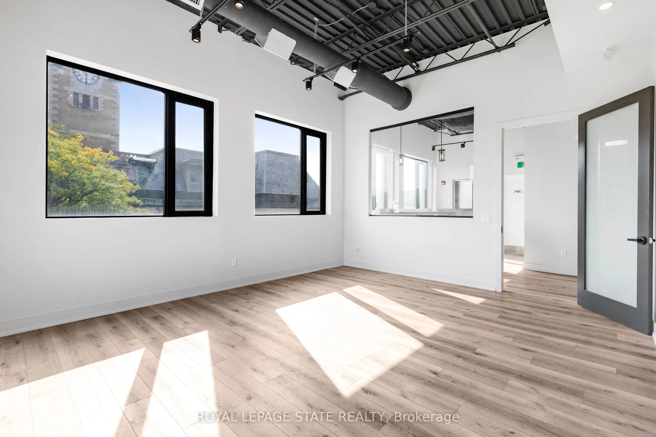 112 King Street W, #Level 3