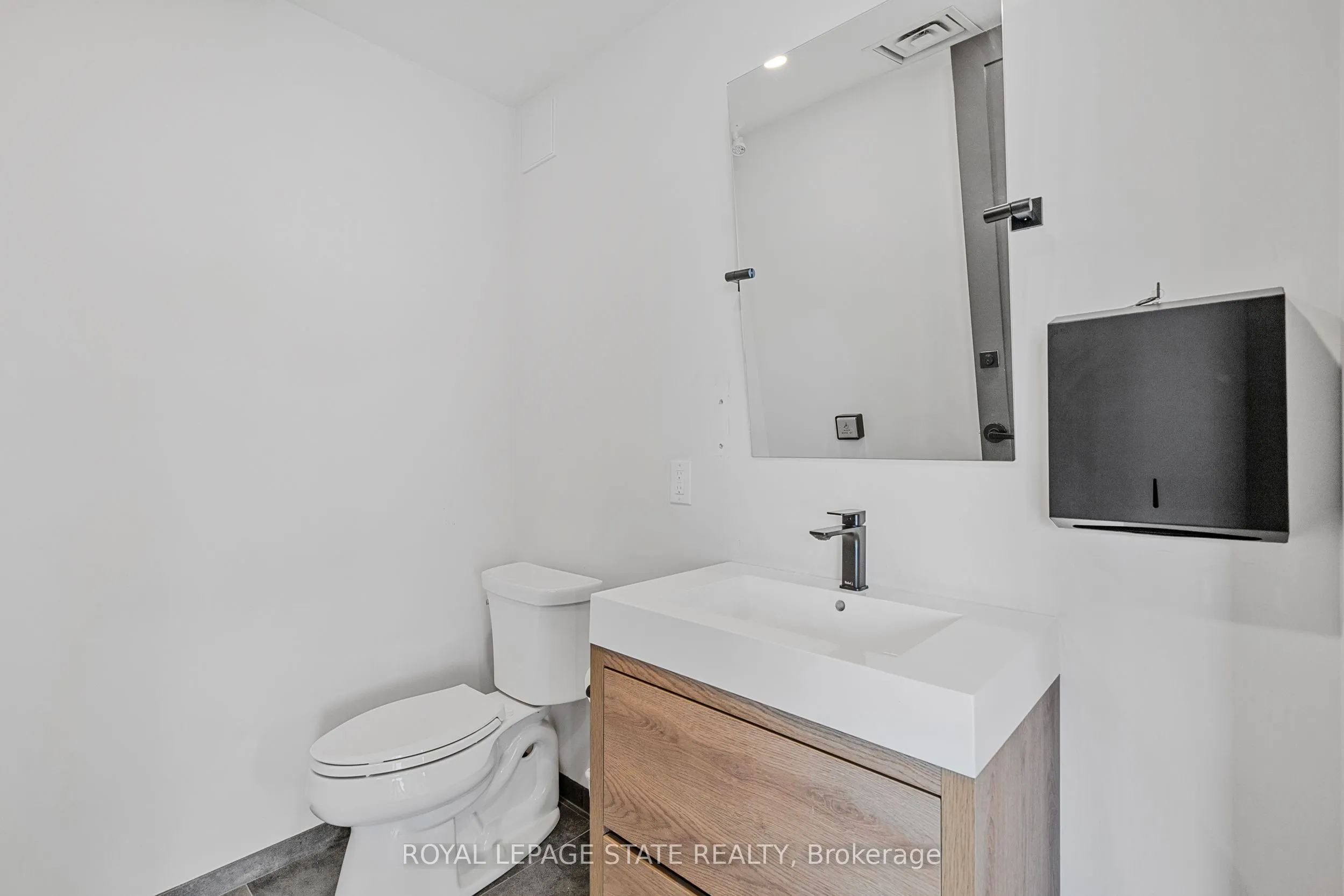 112 King Street W, #Level 3