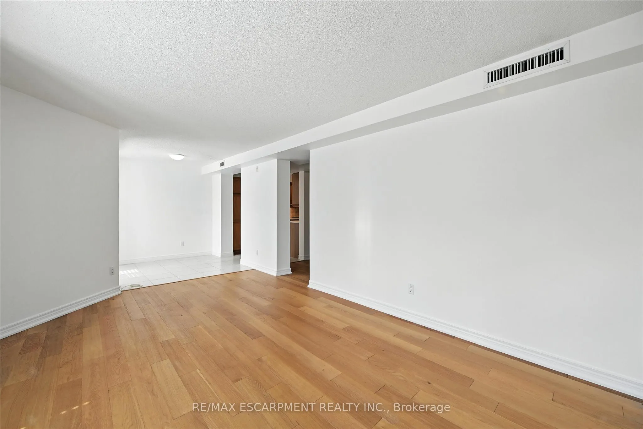 990 GOLF LINKS Road, #204