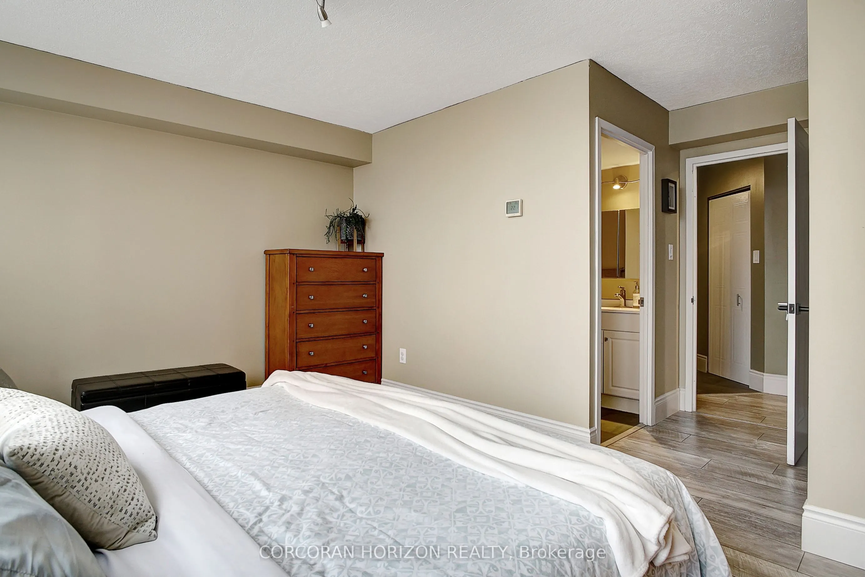 3227 King Street E, #409
