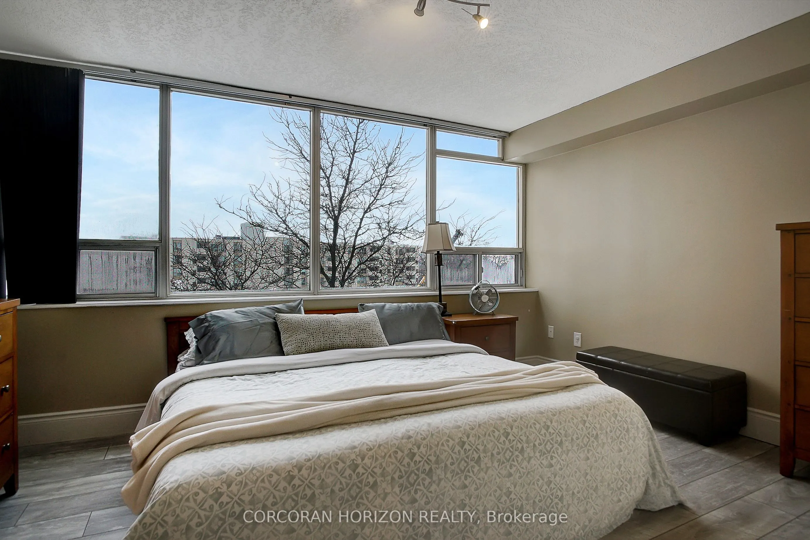 3227 King Street E, #409