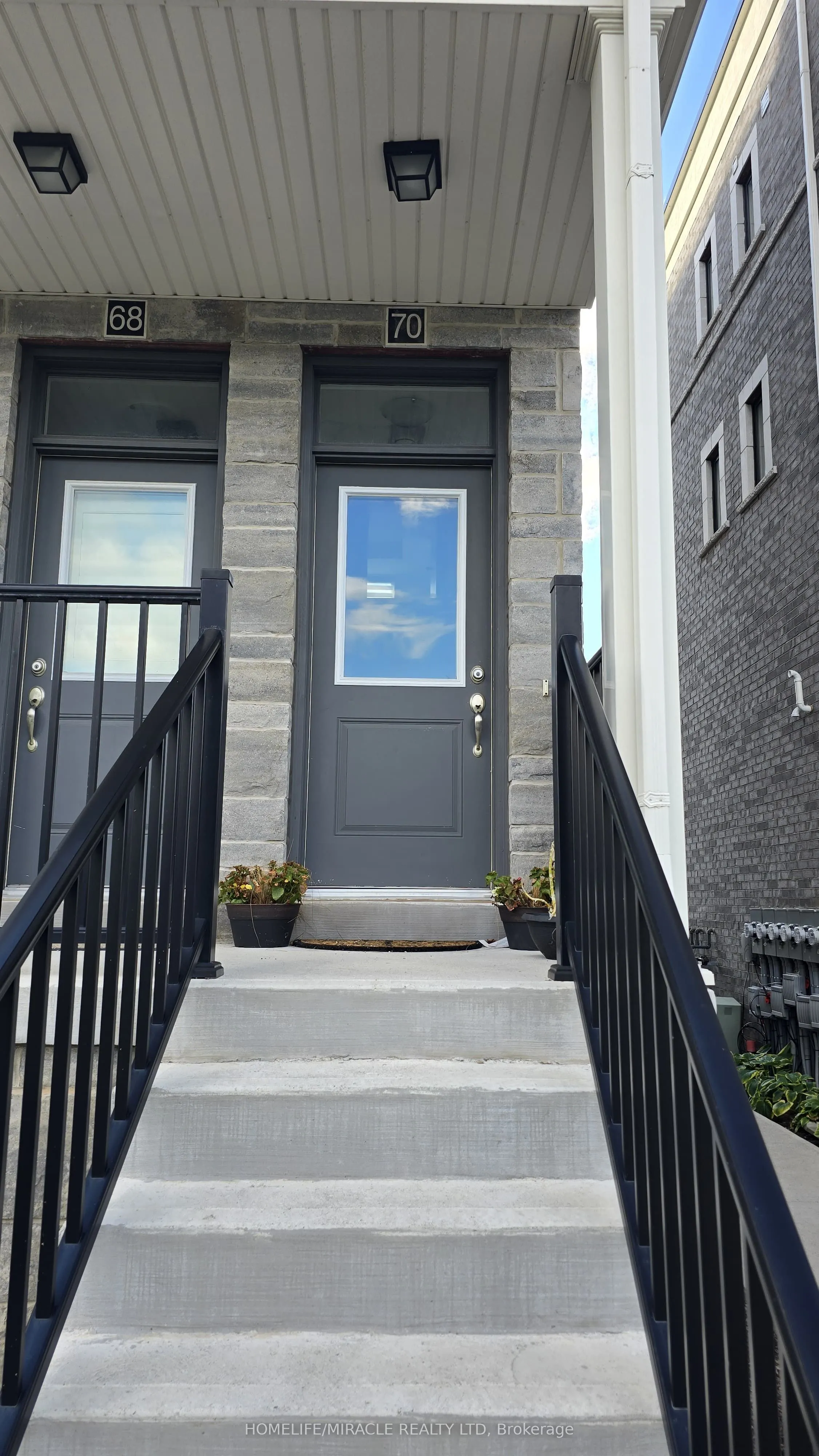 383 Dundas Street E, #70