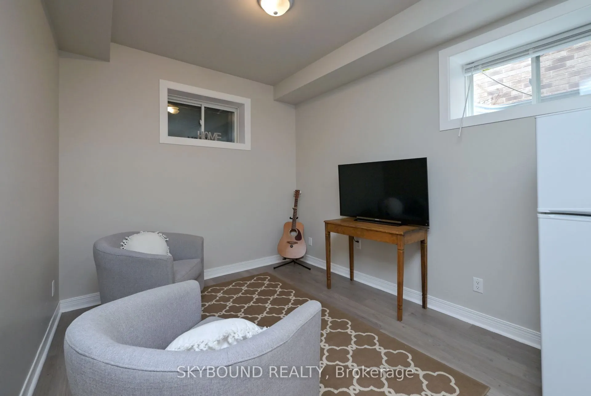 102 Oakes Crescent