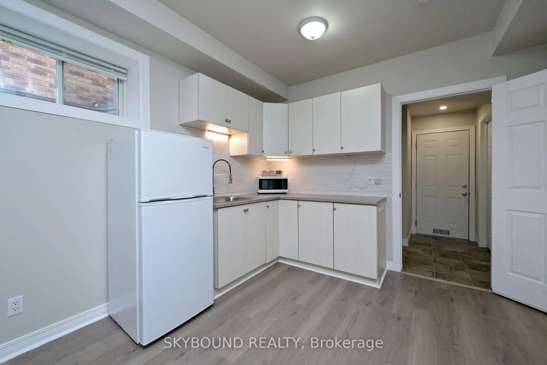 102 Oakes Crescent