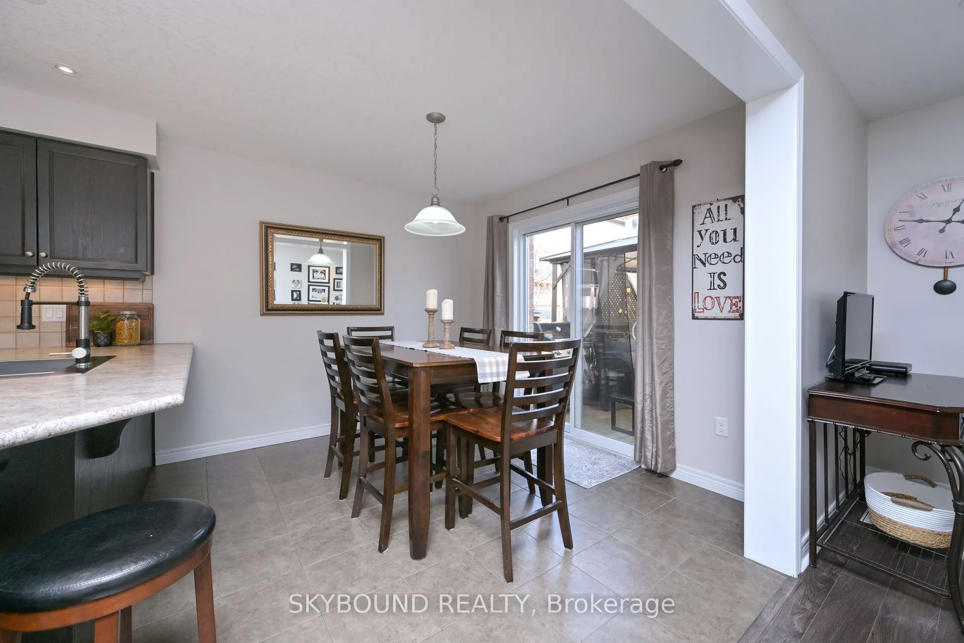102 Oakes Crescent