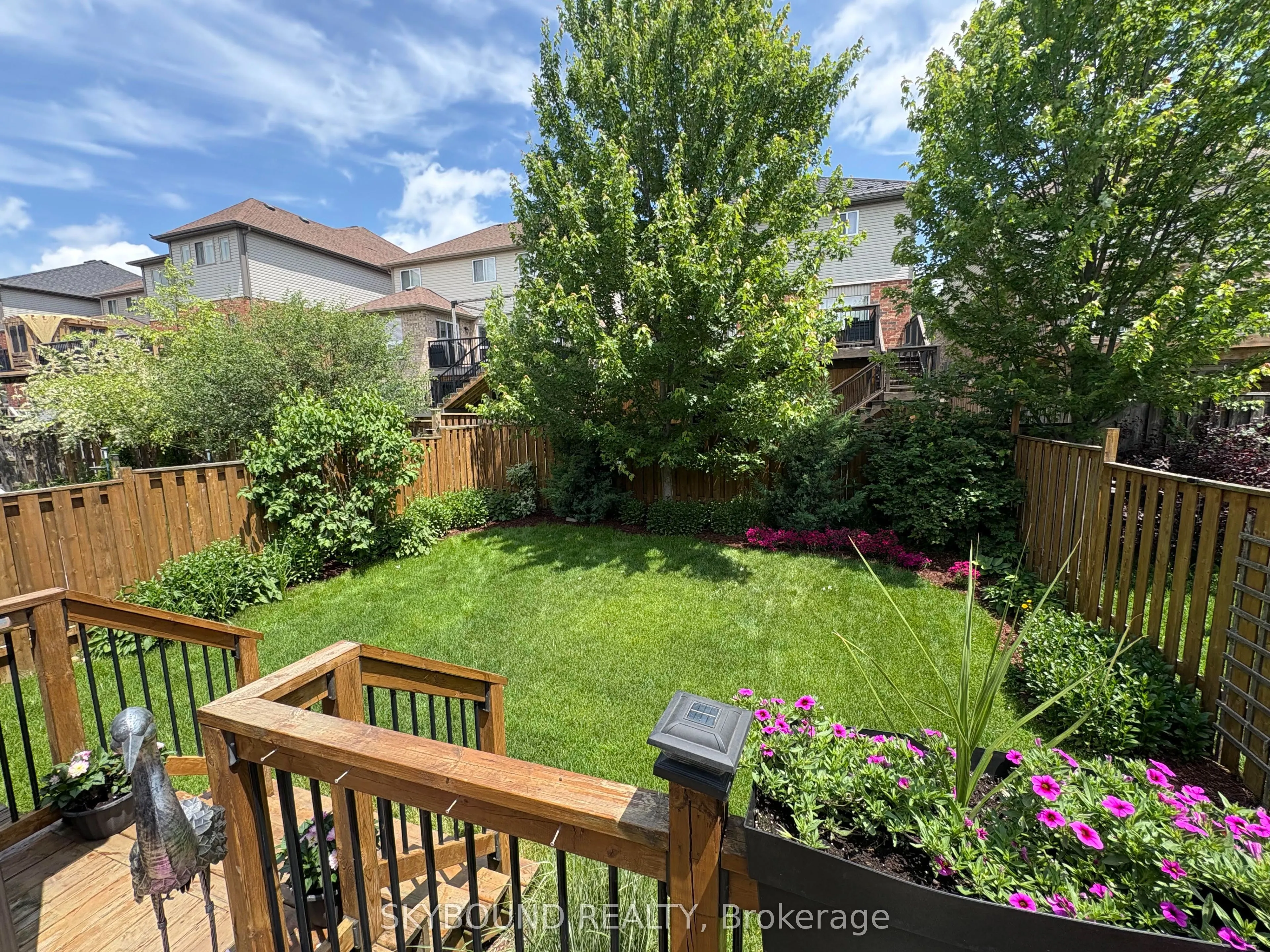 102 Oakes Crescent