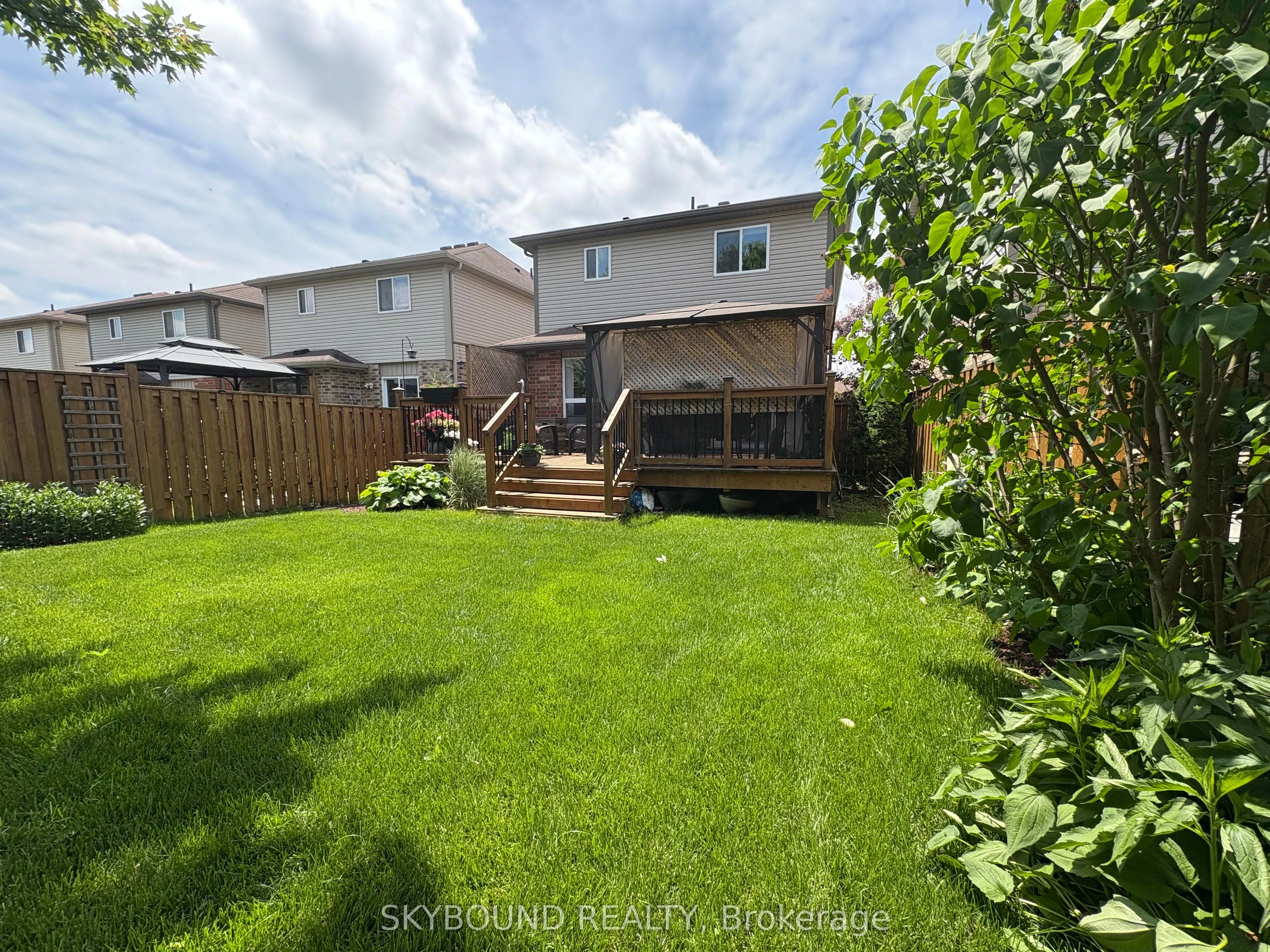 102 Oakes Crescent