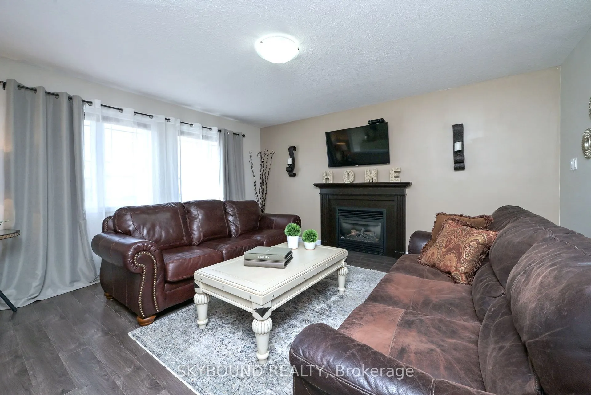 102 Oakes Crescent