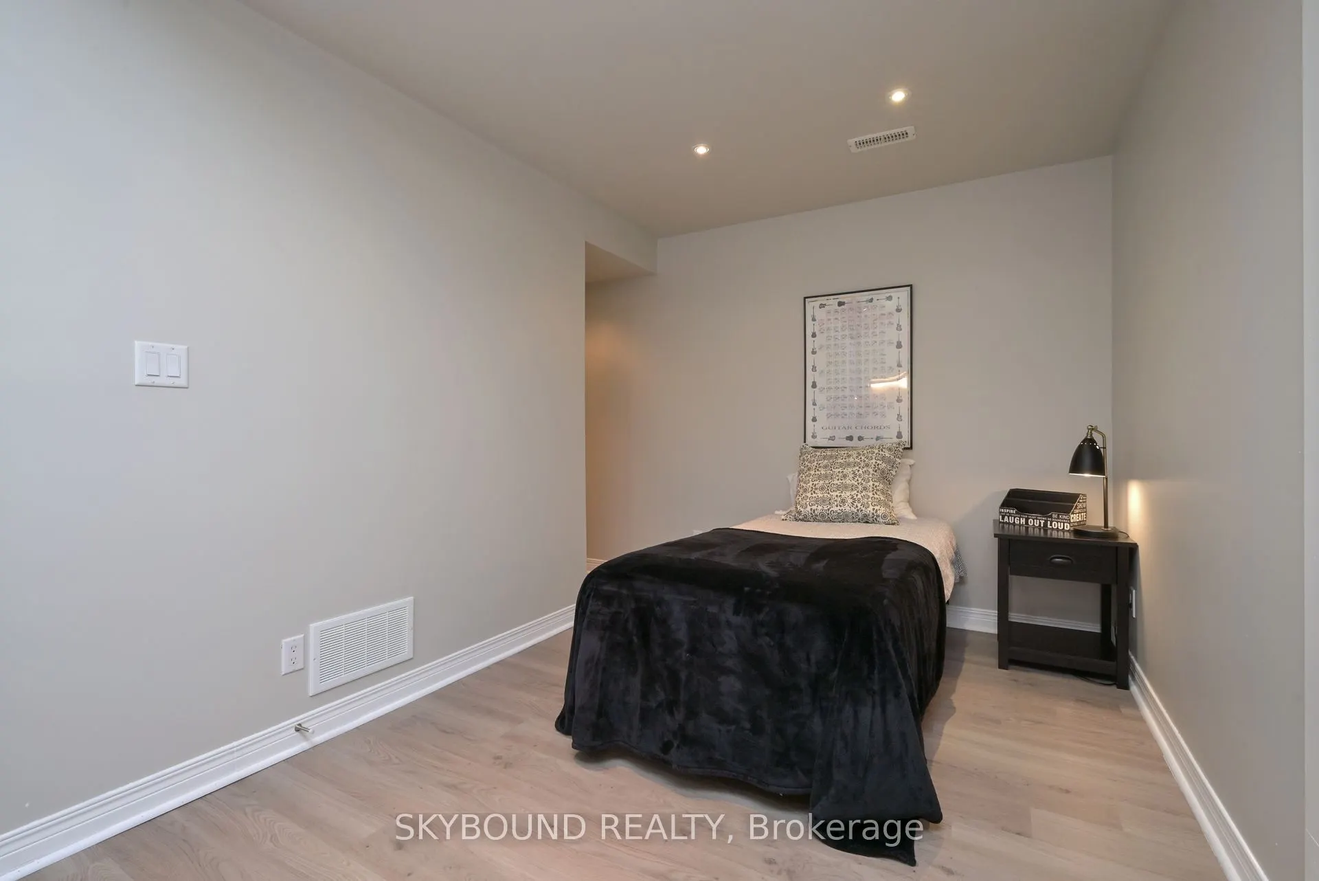 102 Oakes Crescent