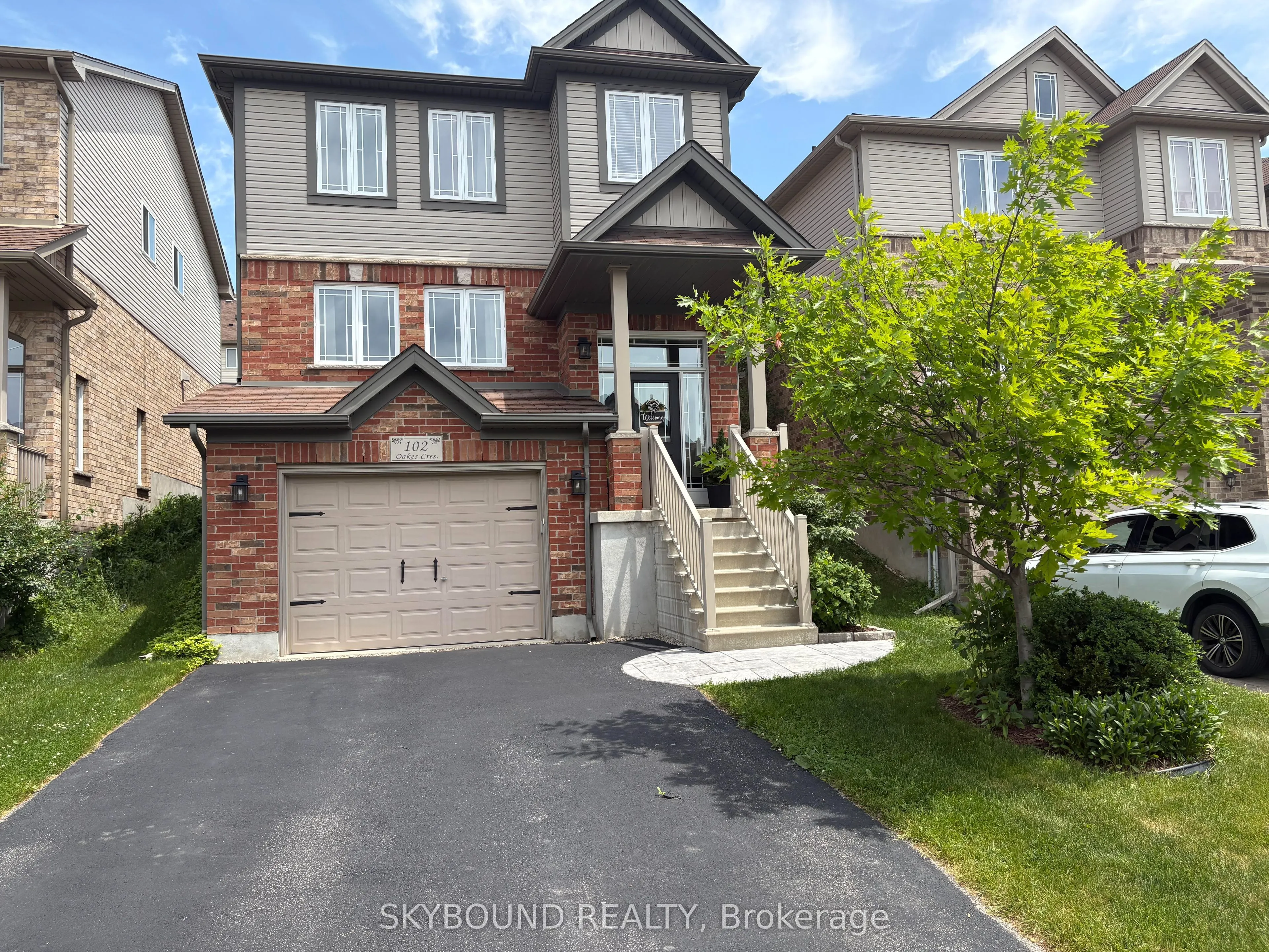 102 Oakes Crescent