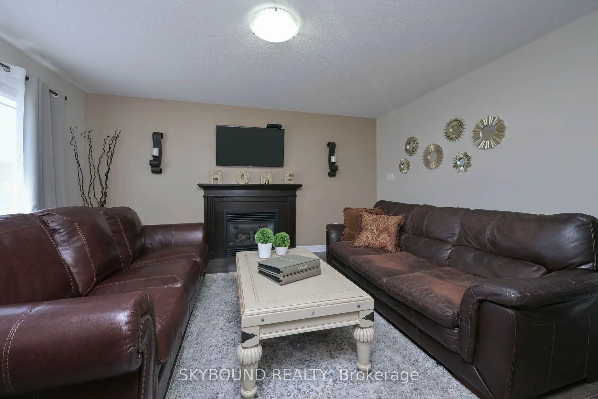 102 Oakes Crescent