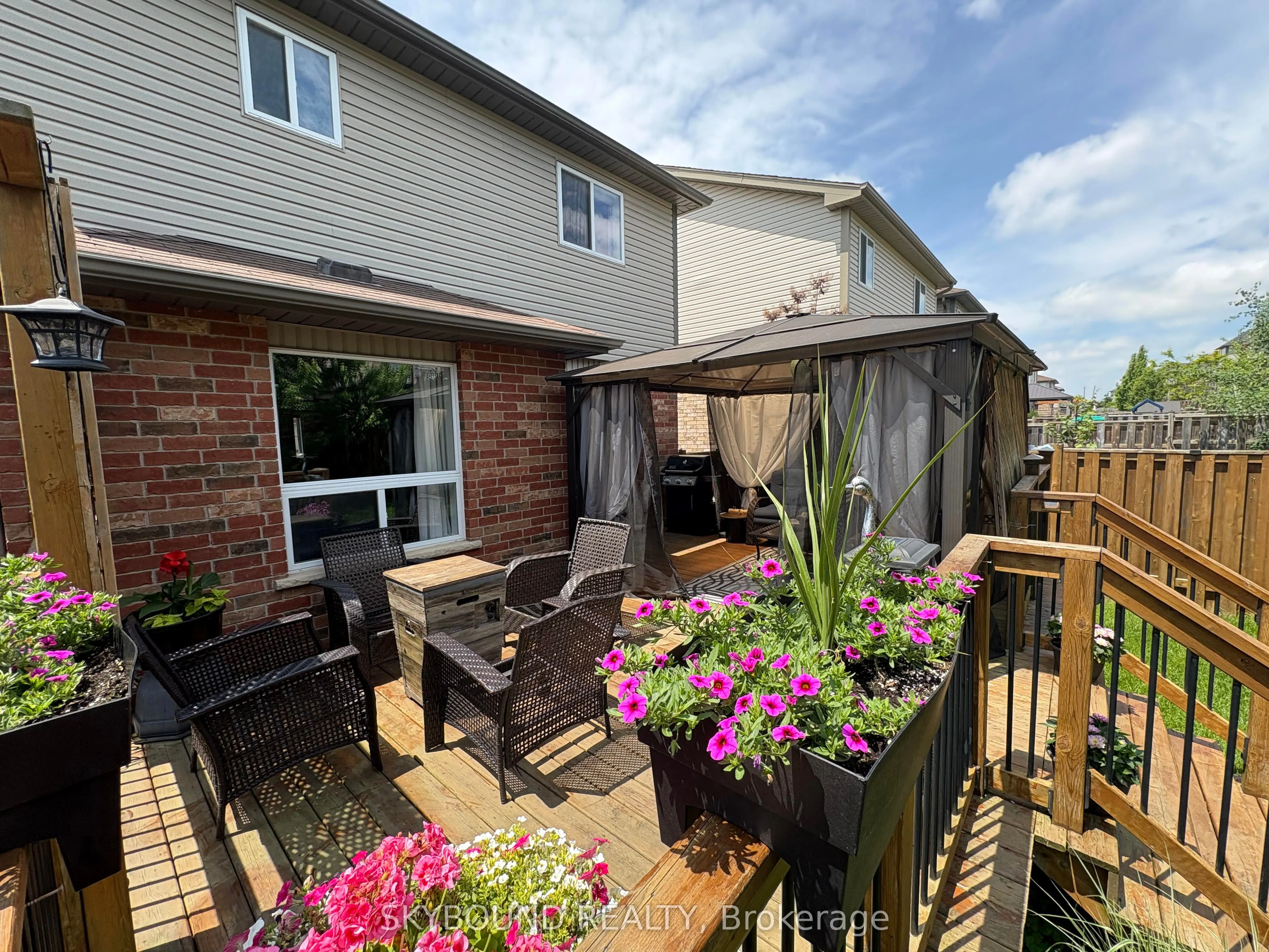 102 Oakes Crescent