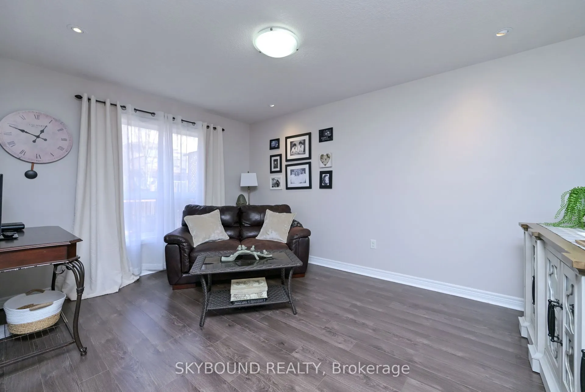 102 Oakes Crescent