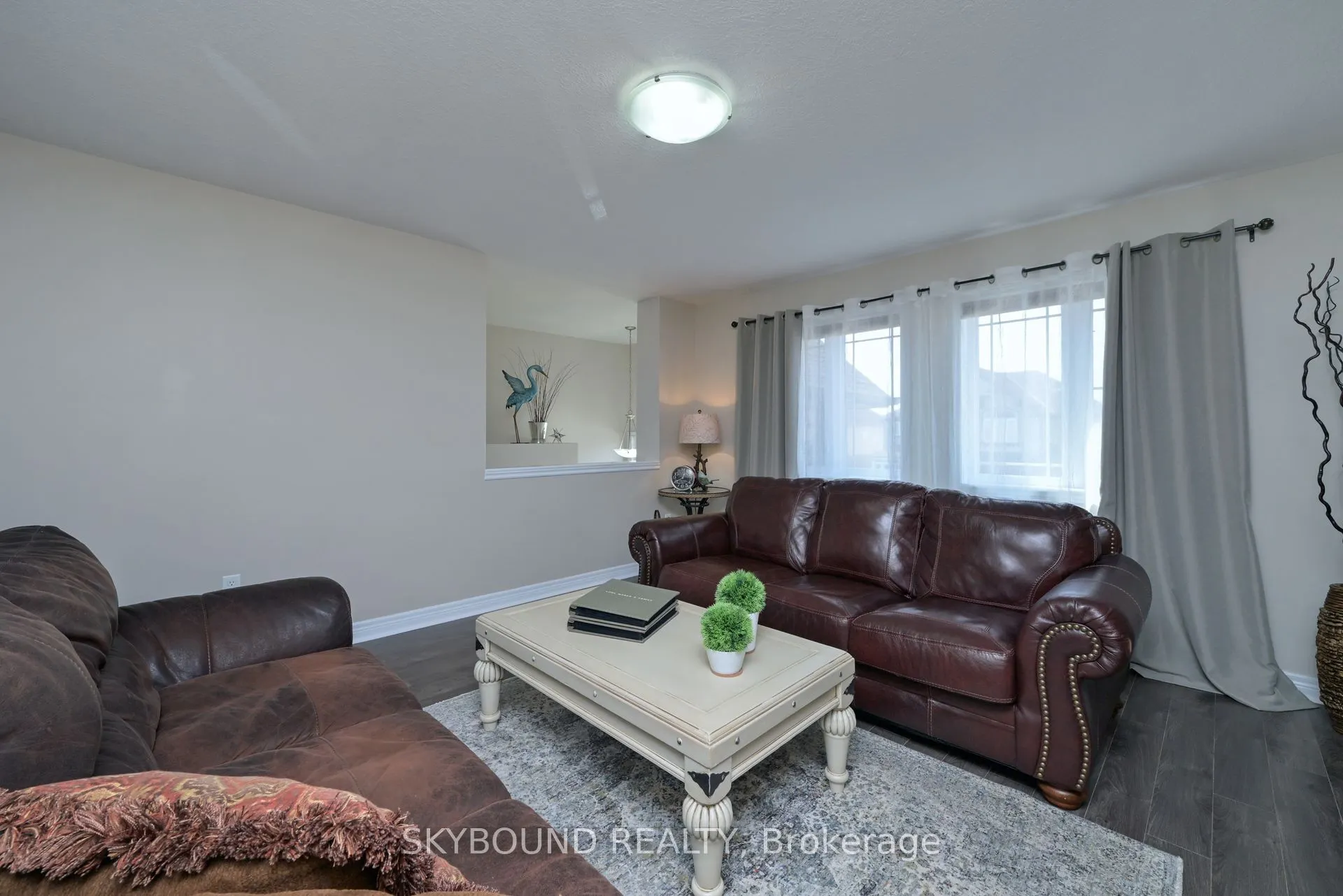 102 Oakes Crescent