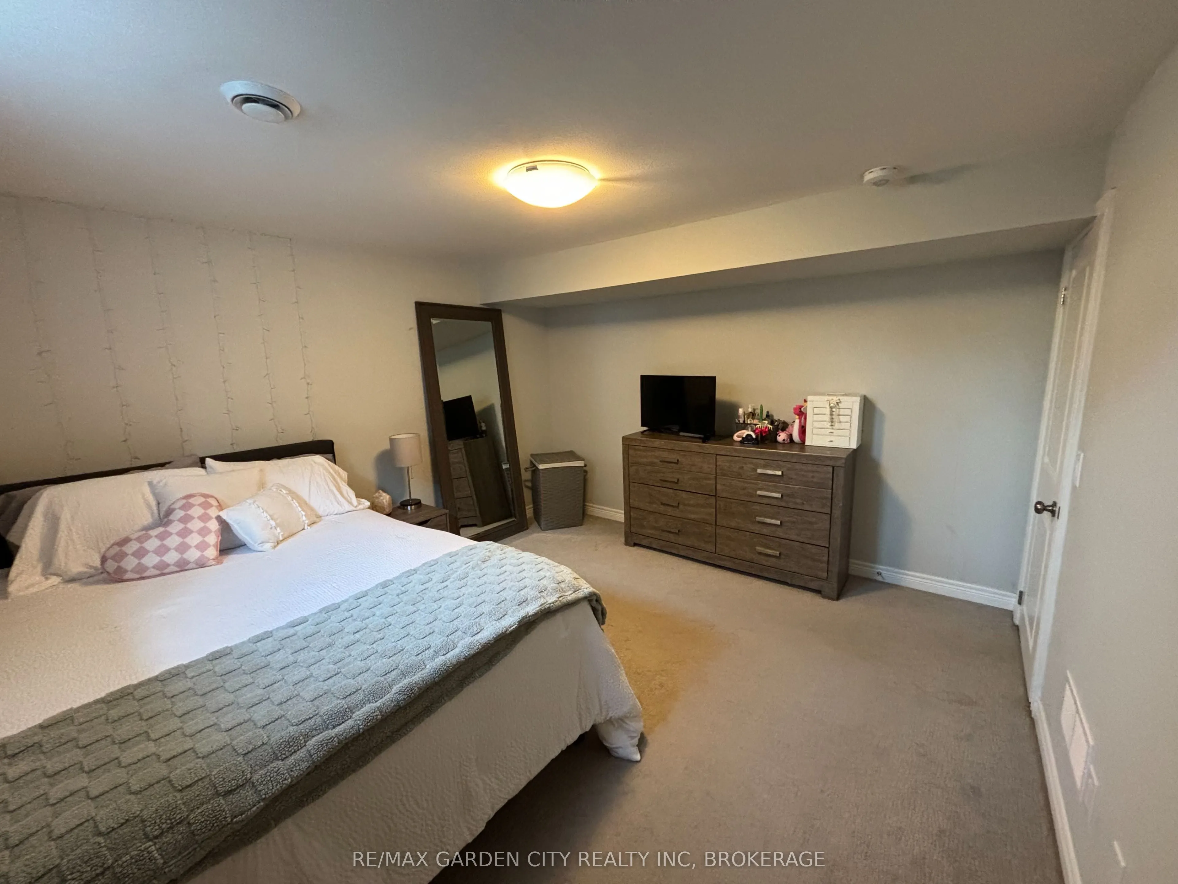 34 BOUNTY Avenue, #LOWER