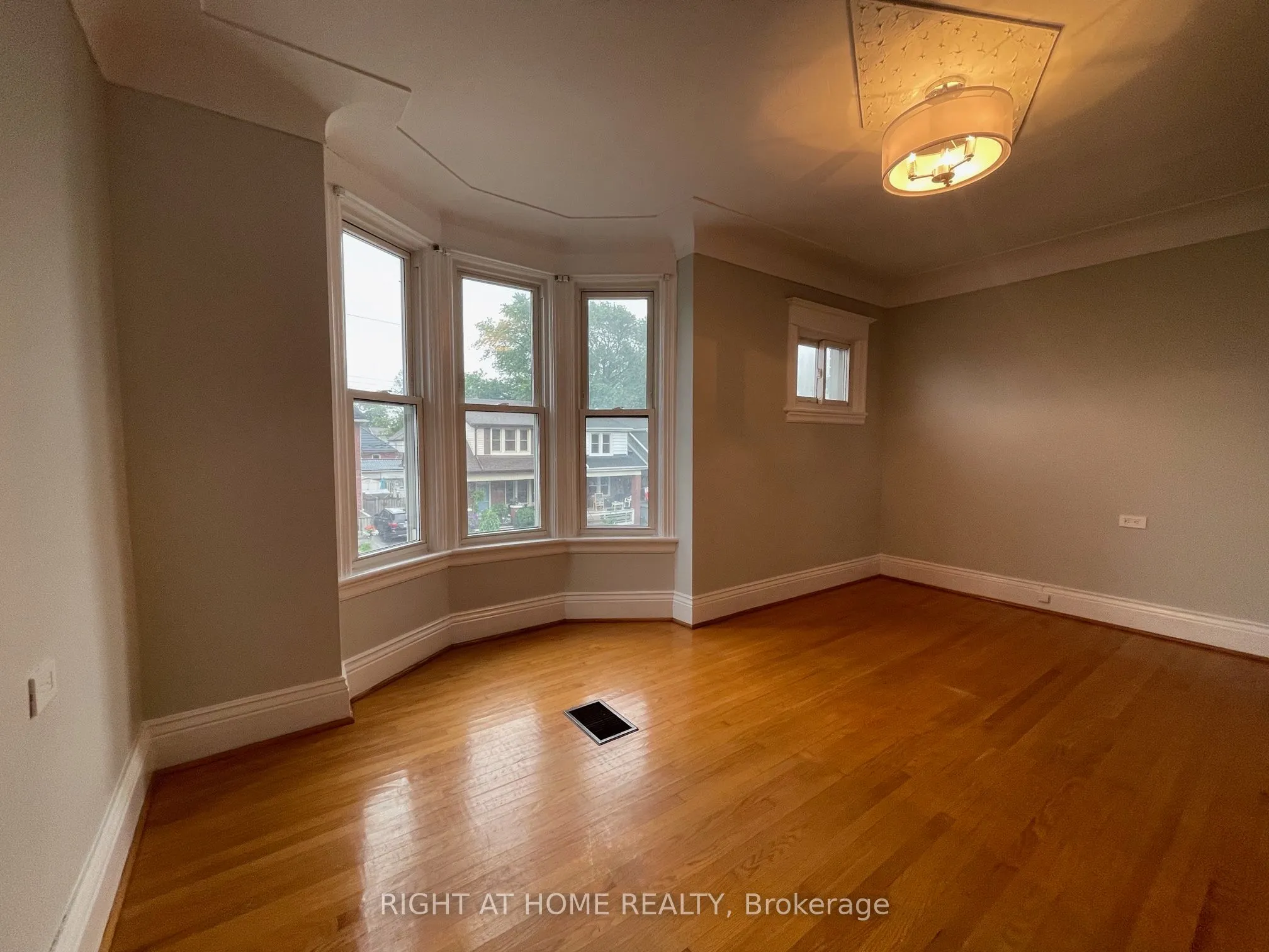 107 Kensington Avenue N